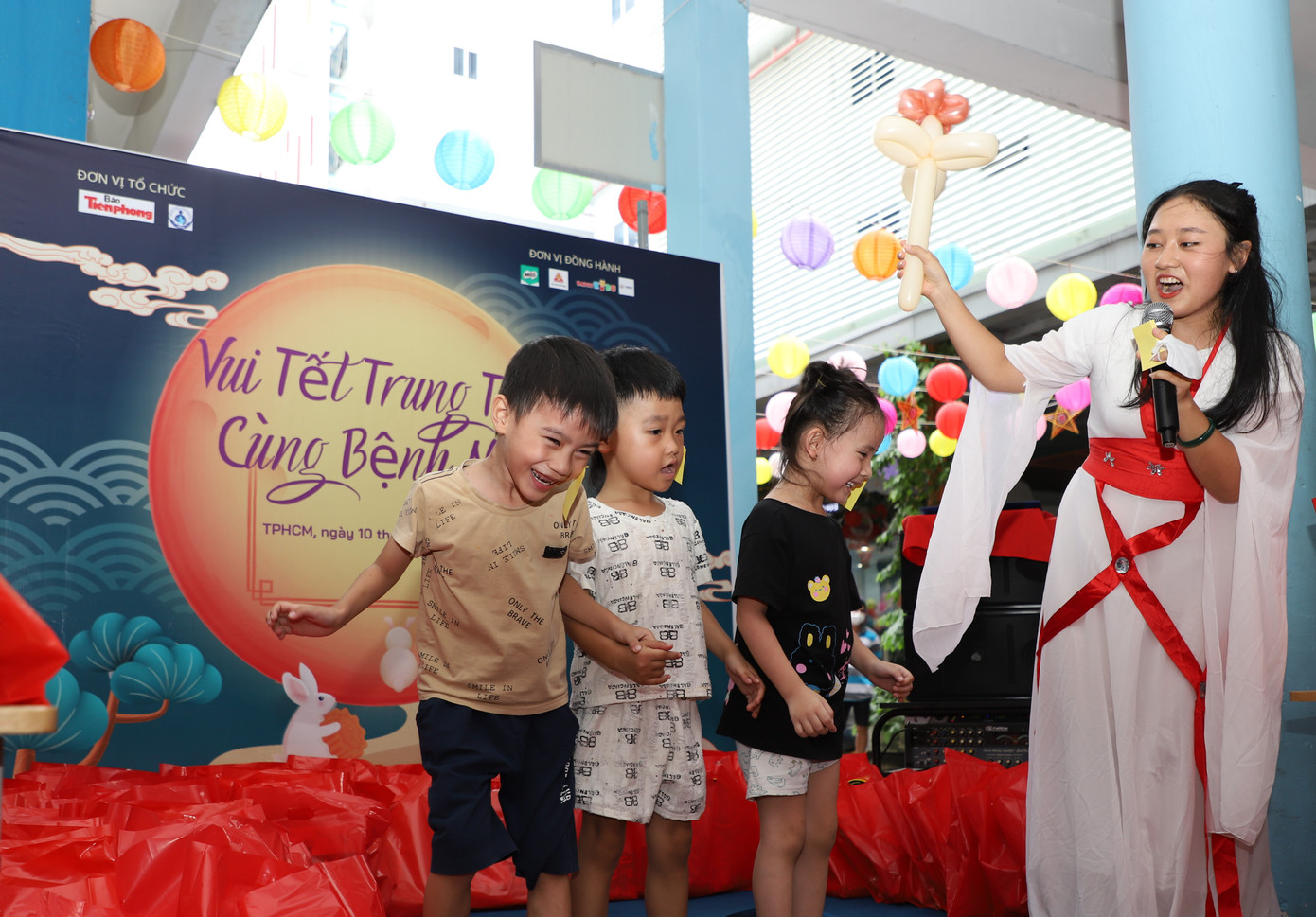 Các bạn nhỏ cùng tham gia các trò chơi tại chương trình. (Ảnh: Ngô Tùng) Các bạn nhỏ cùng tham gia các trò chơi tại chương trình. (Ảnh: Ngô Tùng)