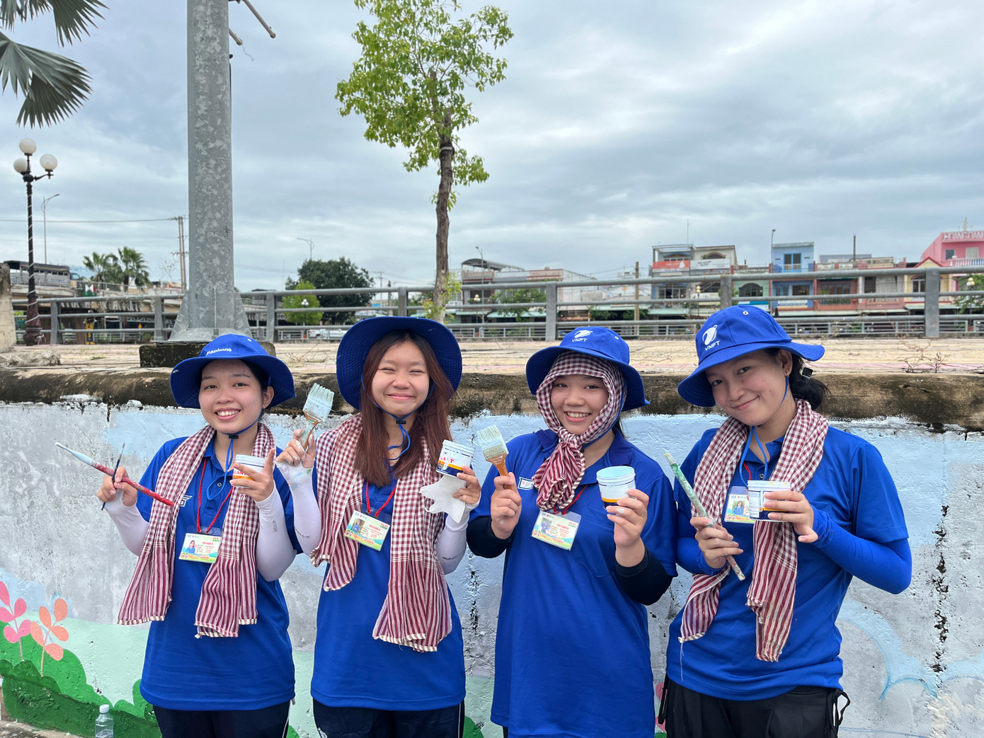 Sinh viên tình nguyện 'Mùa Hè Xanh' của trường ĐH Sư phạm TP. HCM tại mặt trận Long An. Sinh viên tình nguyện 'Mùa Hè Xanh' của trường ĐH Sư phạm TP. HCM tại mặt trận Long An.