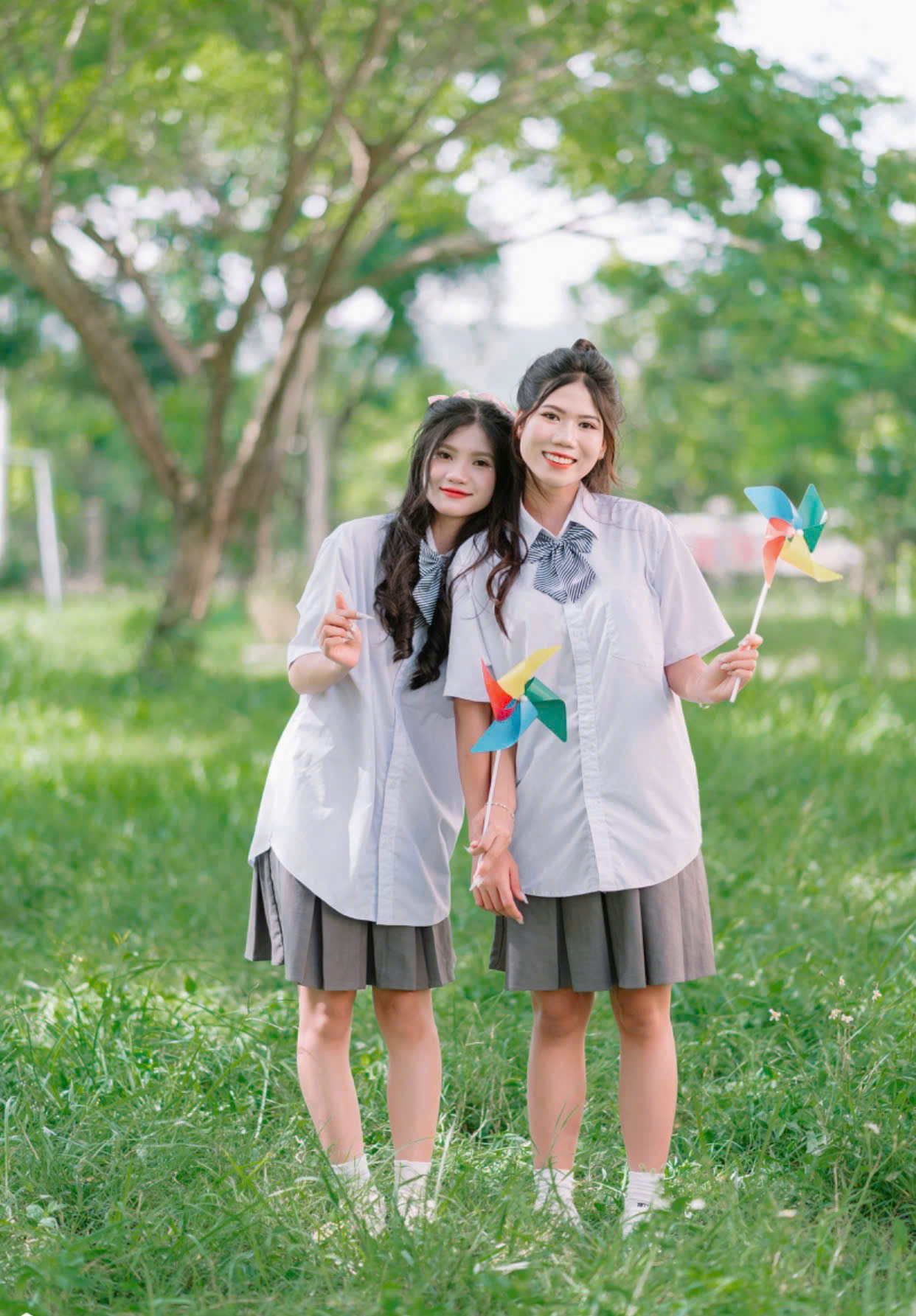 Khoa (bên phải) vui mừng là một trong 90 sinh viên nhận học bổng 'Nâng bước thủ khoa' 2024.