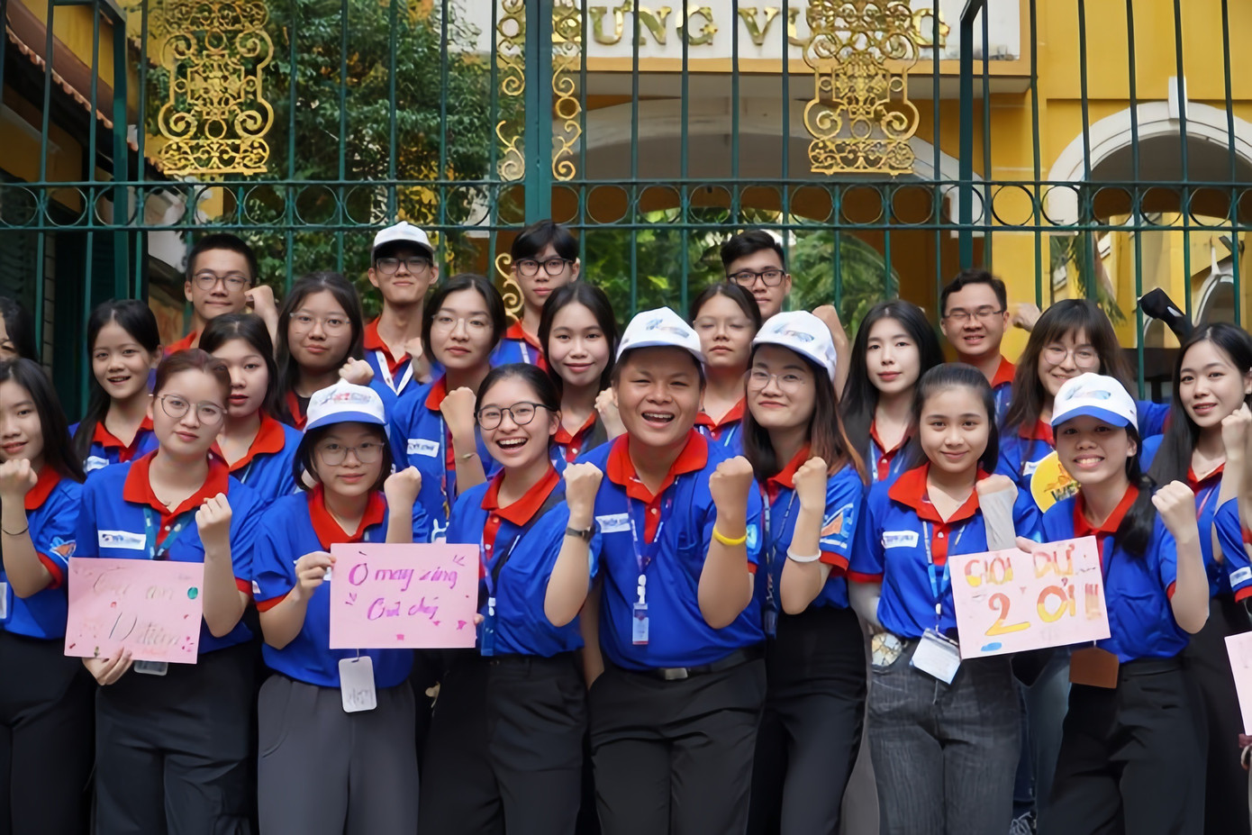 Khoa (giữa) tham gia đội hình 'Tiếp sức mùa thi' quận 1, TP. HCM, năm 2024.