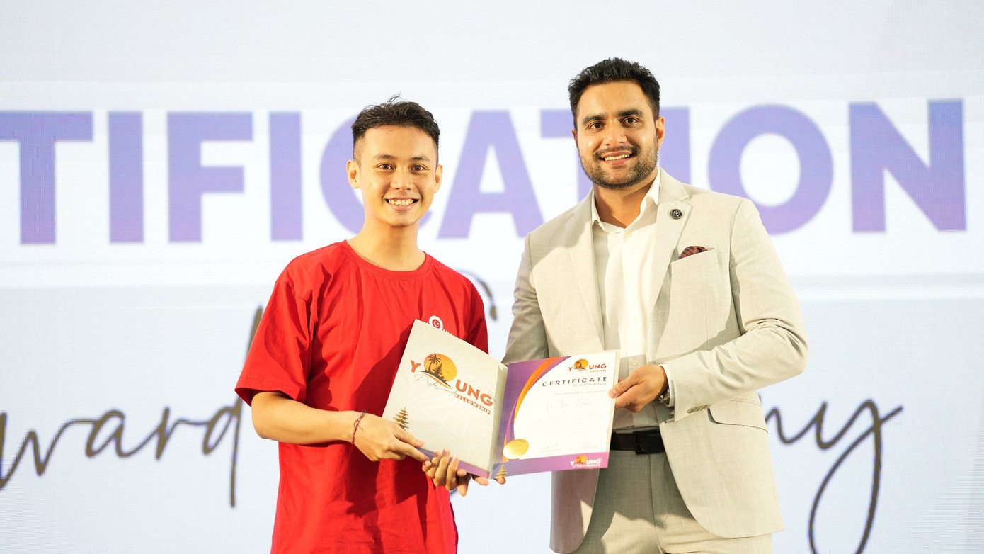 Tấn Điền (bên phải) nhận chứng nhận tham gia chương trình. (Ảnh: NVCC) Tấn Điền (bên phải) nhận chứng nhận tham gia chương trình. (Ảnh: NVCC)