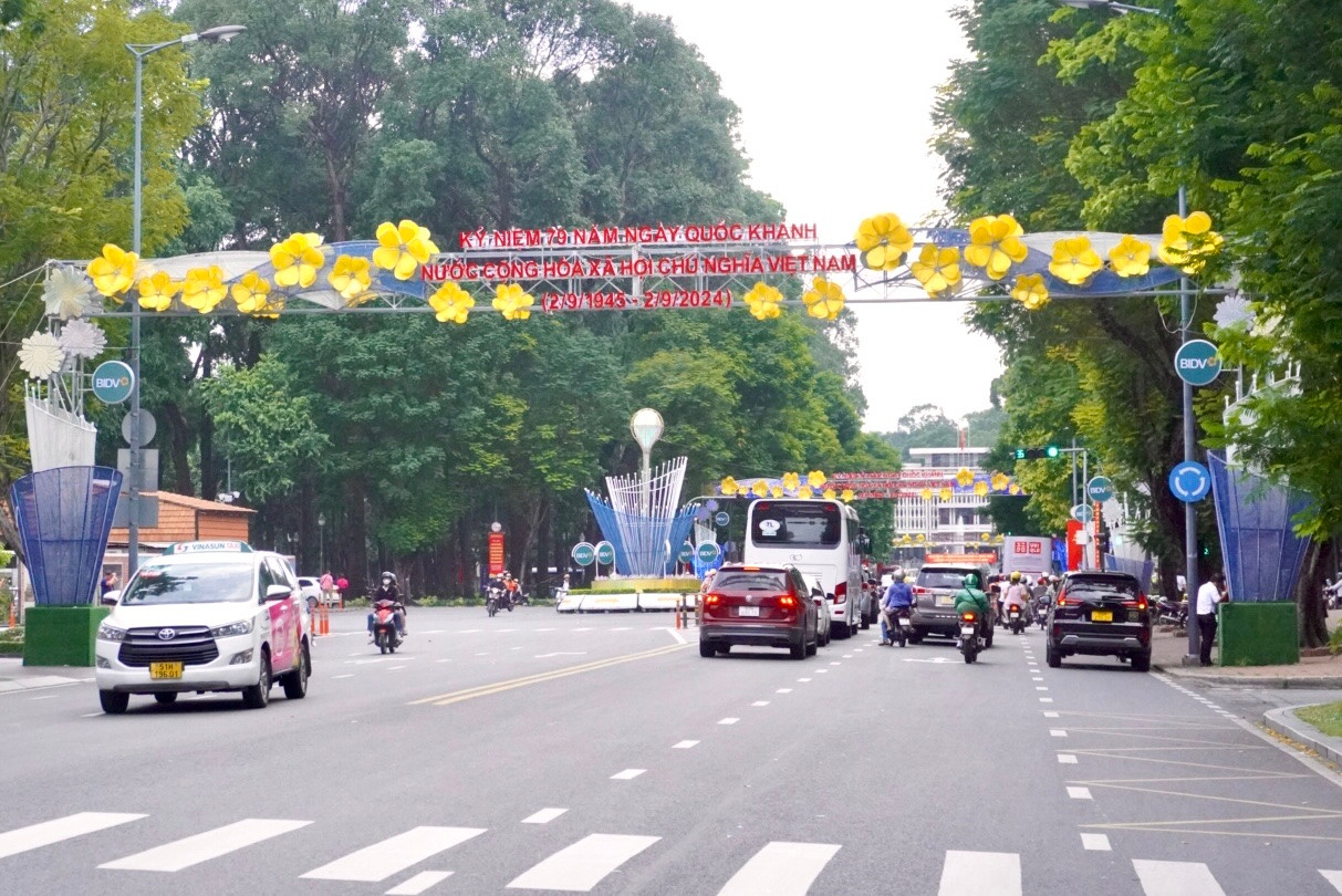 Cổng chào mừng Lễ Quốc khánh tại đường Lê Duẩn và trước cổng Dinh Độc Lập (Q. 1).