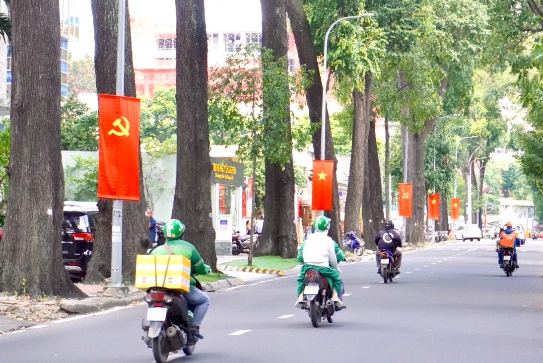 Con đường Mạc Đĩnh Chi (Q. 1) treo pano chào đón ngày Lễ lớn của dân tộc.