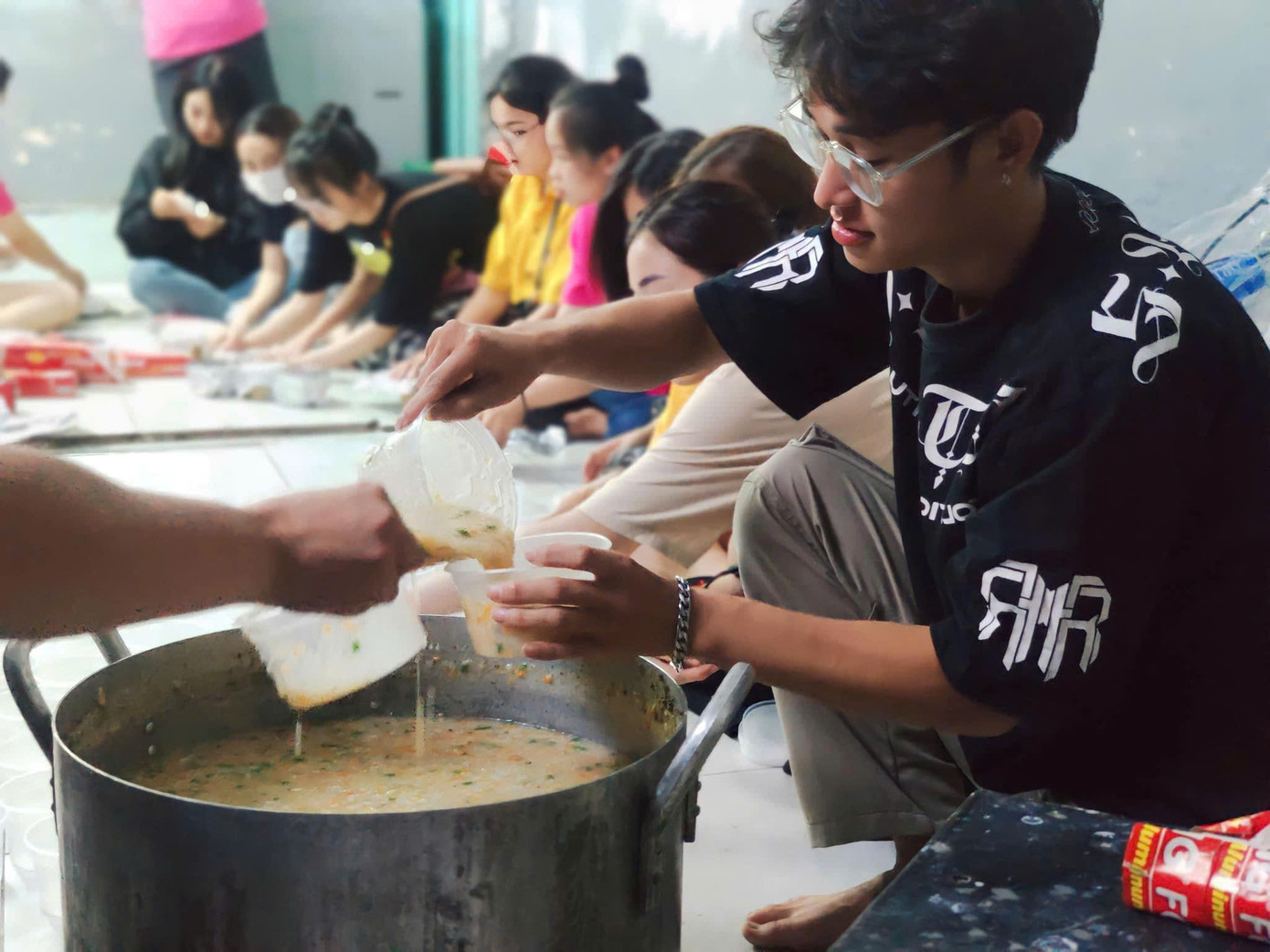 Quá trình chuẩn bị và đem phần cháo đến mọi người. Quá trình chuẩn bị và đem phần cháo đến mọi người.