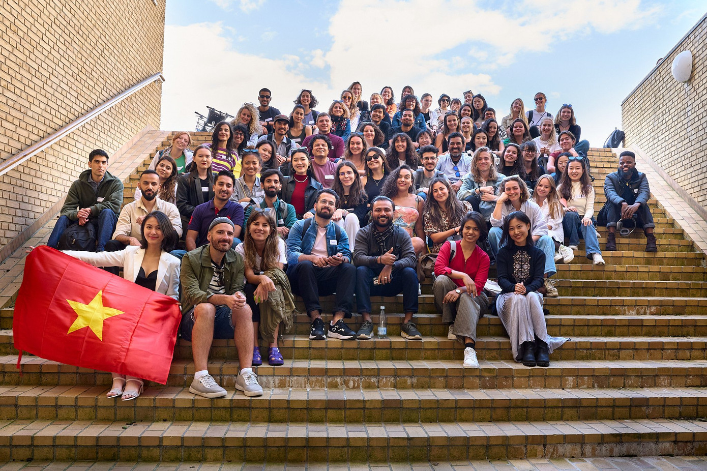 Khánh Linh (cầm quốc kỳ) tỏa sáng tại trời Âu.