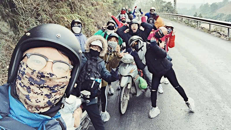 Nhiều bạn sinh viên chọn về quê ăn Tết bằng xe máy. Nhiều bạn sinh viên chọn về quê ăn Tết bằng xe máy.