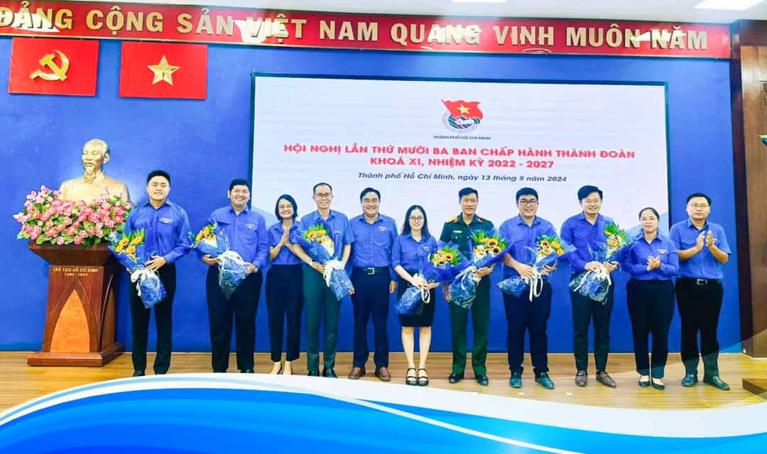 Các anh, chị tham gia Ban Thường vụ, Ban Chấp hành Thành Đoàn khóa XI, nhiệm kỳ 2022 – 2027 ra mắt Hội nghị. (Ảnh: TLTĐ)