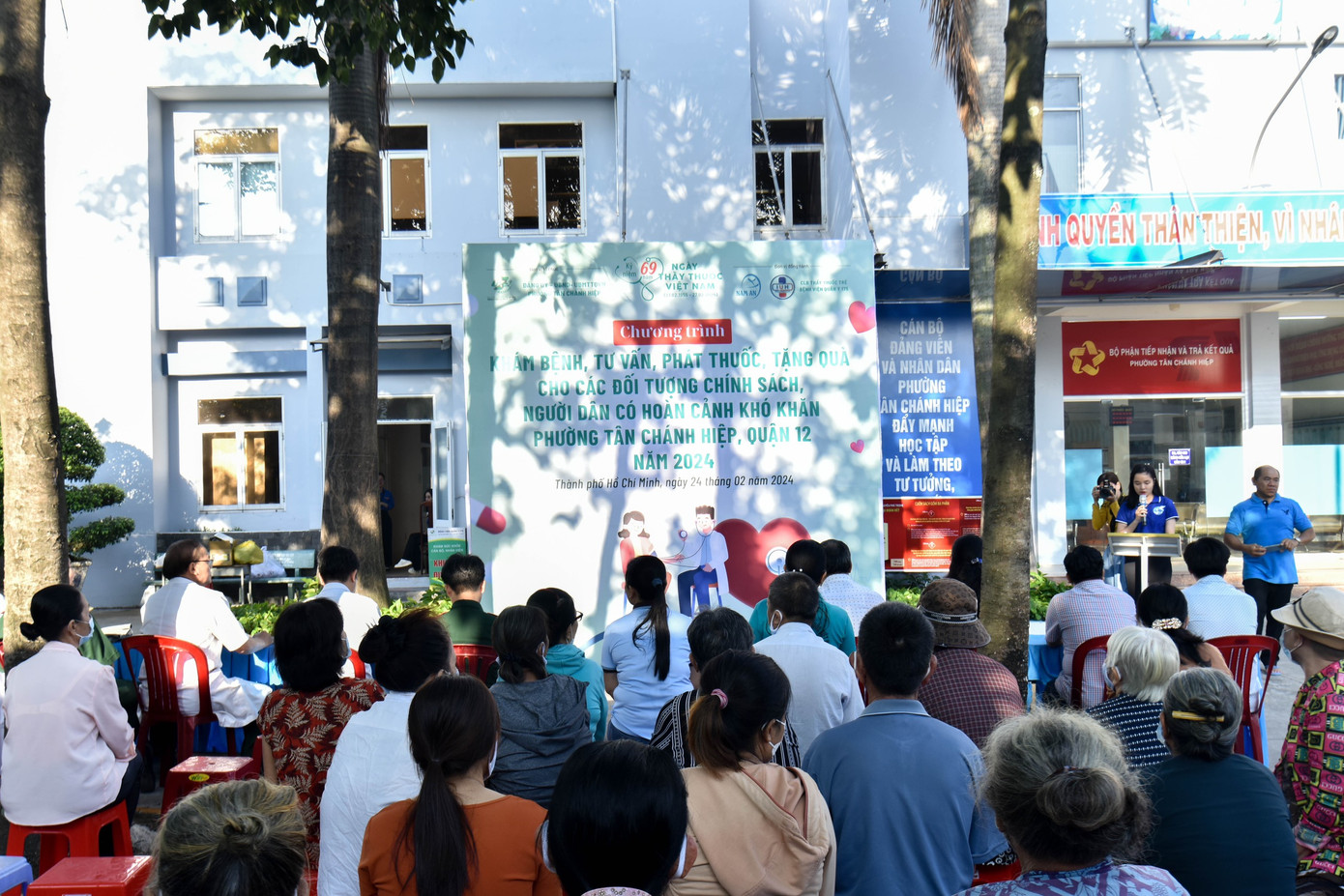 Rất đông bà con có mặt từ sáng sớm để đợi khám bệnh.