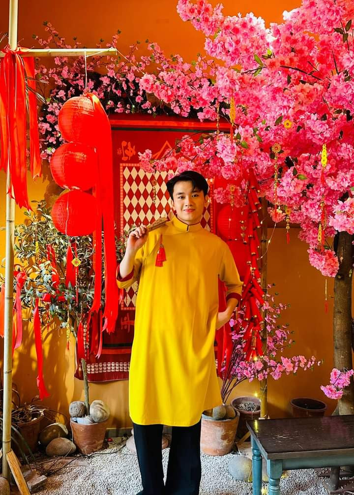 Dễ dàng bắt gặp các bạn trẻ thả dáng trong bộ trang phục truyền thống áo dài đi chụp hình Xuân. (Ảnh: Fanpage) Dễ dàng bắt gặp các bạn trẻ thả dáng trong bộ trang phục truyền thống áo dài đi chụp hình Xuân. (Ảnh: Fanpage)