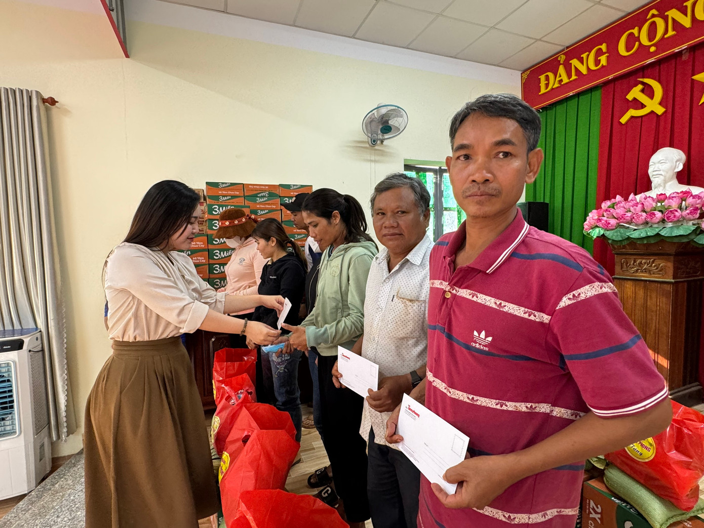 Đại diện đơn vị tài trợ của chương trình trao quà tặng bà con khó khăn của xã Phú Nghĩa.