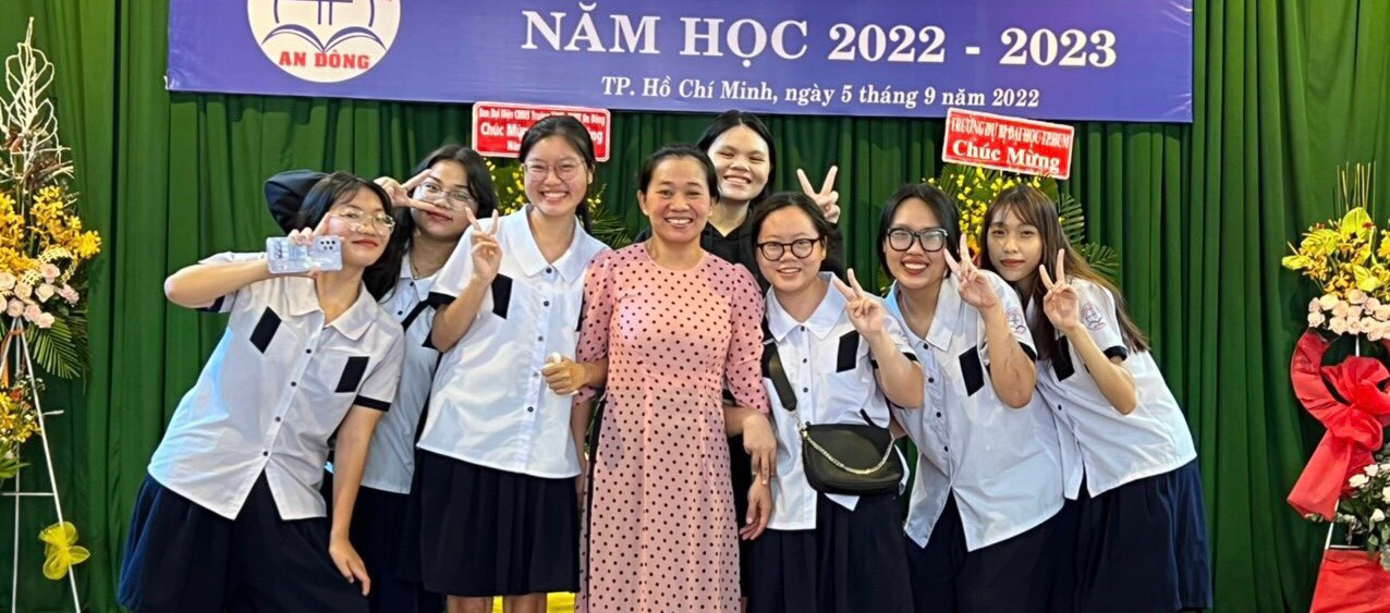 Tố Trinh (ngoài cùng, bên phải) trân quý và cảm kích sự khích lệ mà thầy cô, bạn bè đã dành cho cô vào những lúc gian khó. (Ảnh: NVCC) Tố Trinh (ngoài cùng, bên phải) trân quý và cảm kích sự khích lệ mà thầy cô, bạn bè đã dành cho cô vào những lúc gian khó. (Ảnh: NVCC)