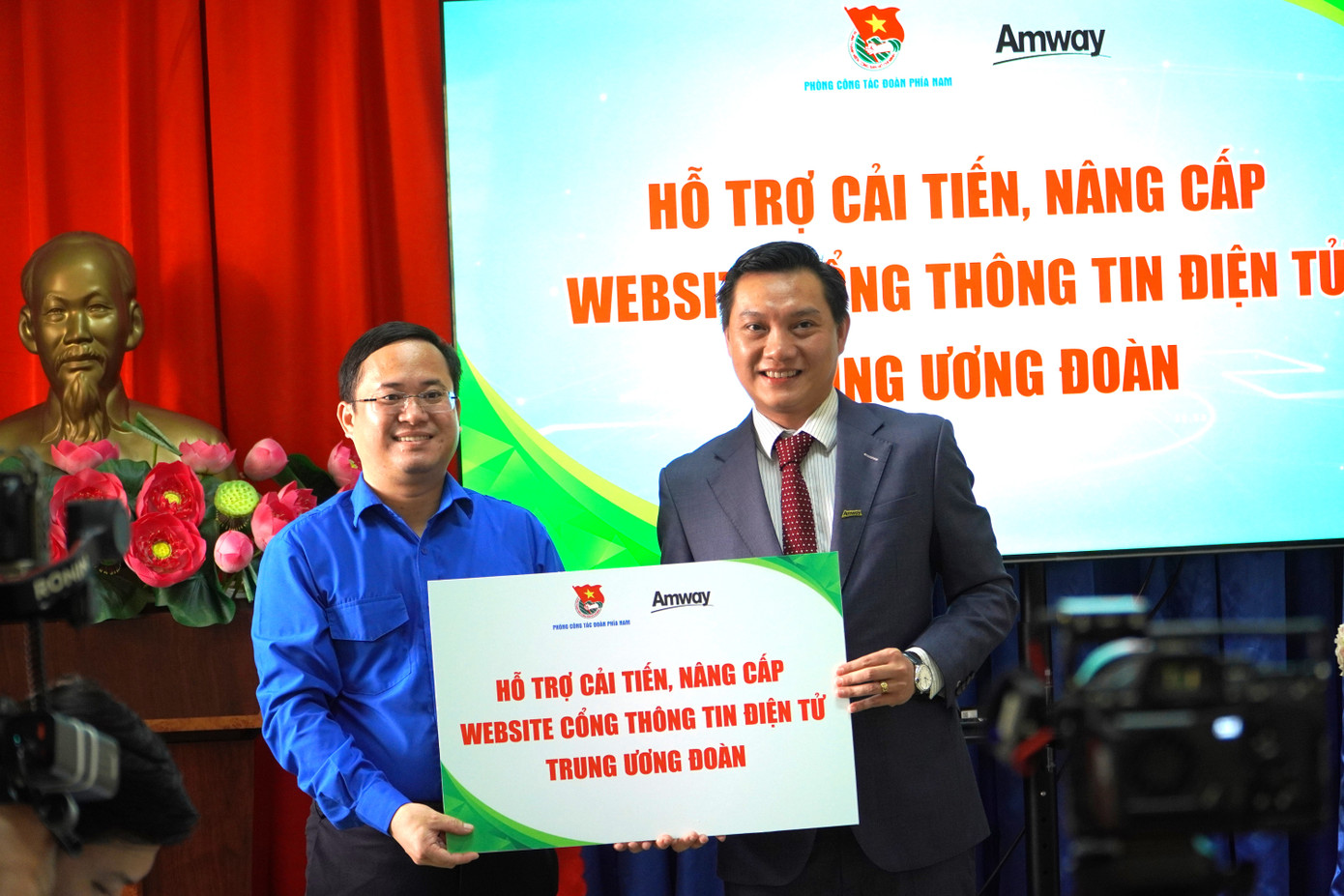 Công ty TNHH Amway Việt Nam trao tặng thêm nhiều hạng mục tại buổi ký kết.