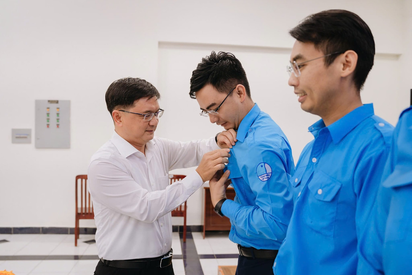 Ông Nguyễn Mạnh Cường - Ủy viên Ban Thường vụ Thành ủy, Trưởng Ban Dân vận Thành ủy TP. HCM cài huy hiệu, động viên các đại biểu trước khi lên đường tham dự Đại hội. Ông Nguyễn Mạnh Cường - Ủy viên Ban Thường vụ Thành ủy, Trưởng Ban Dân vận Thành ủy TP. HCM cài huy hiệu, động viên các đại biểu trước khi lên đường tham dự Đại hội.