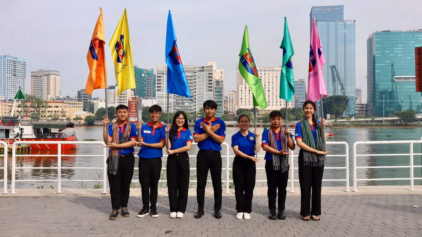 Sinh viên trường ĐH Ngân hàng TP. HCM đem theo các lá cờ nhiều màu sắc đến buổi Lễ ra quân.