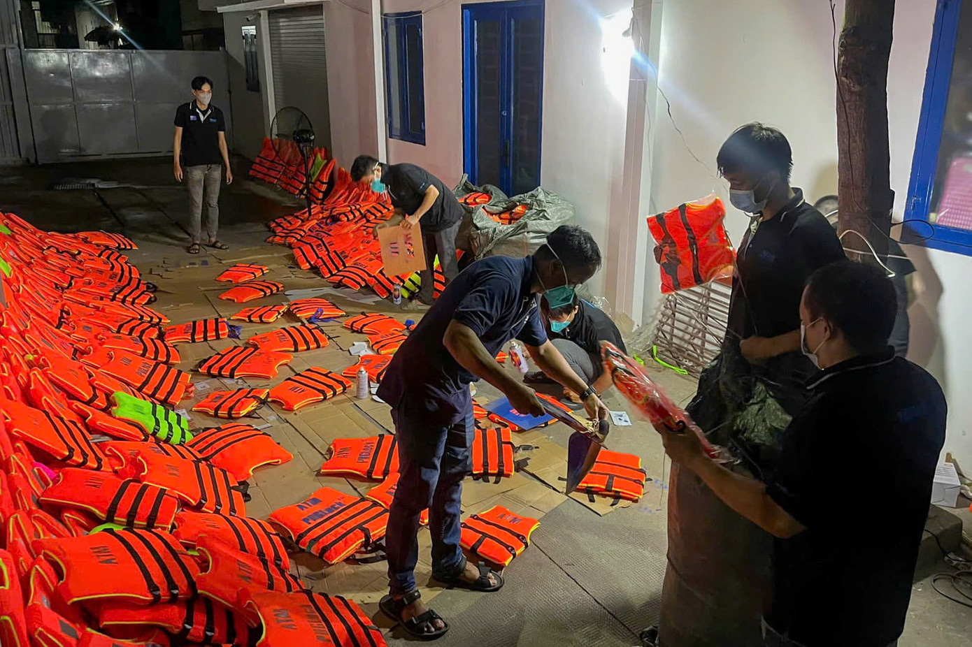 Hàng trăm áo phao được các thành viên của ATM cứu nạn đóng gói kỹ càng. Hàng trăm áo phao được các thành viên của ATM cứu nạn đóng gói kỹ càng.