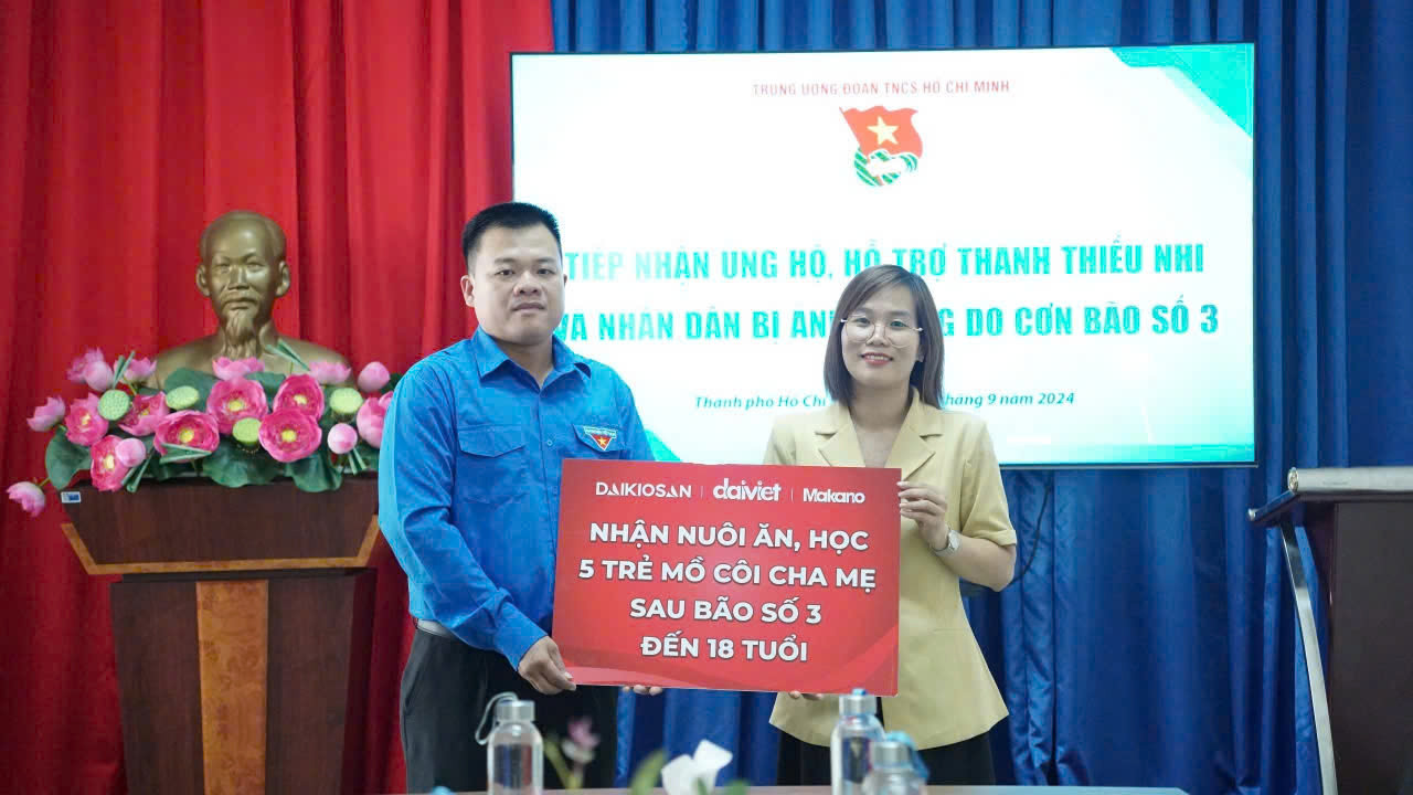 Anh Nguyễn Hải Nam - Phó Chánh Văn phòng T.Ư Đoàn, Trưởng phòng Công tác Đoàn phía Nam tiếp nhận sự ủng hộ từ Tập đoàn Đại Việt. Anh Nguyễn Hải Nam - Phó Chánh Văn phòng T.Ư Đoàn, Trưởng phòng Công tác Đoàn phía Nam tiếp nhận sự ủng hộ từ Tập đoàn Đại Việt.