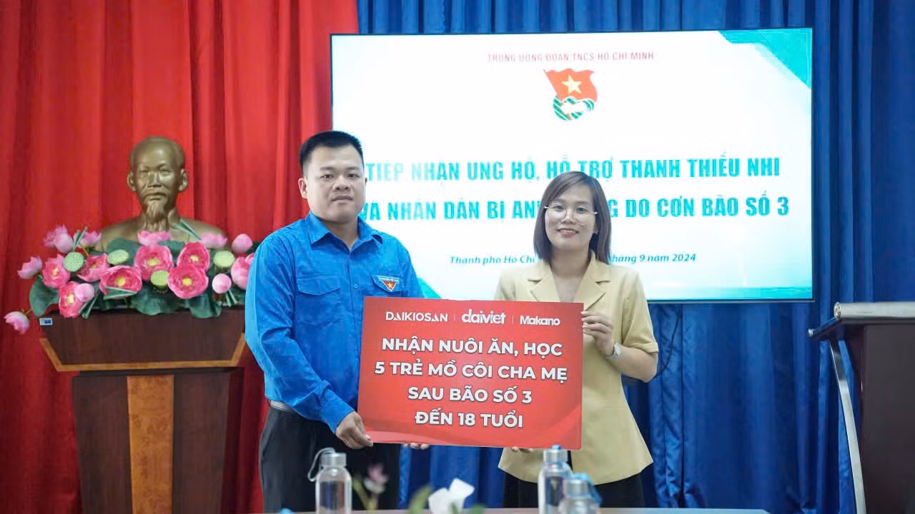 Anh Nguyễn Hải Nam - Phó Chánh Văn phòng T.Ư Đoàn, Trưởng phòng Công tác Đoàn phía Nam tiếp nhận sự ủng hộ từ Tập đoàn Đại Việt.