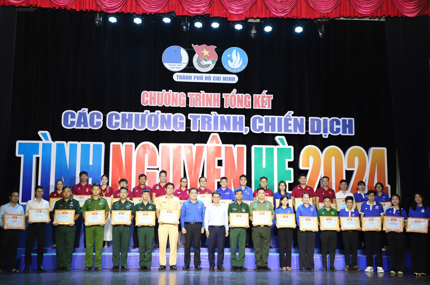 Thành Đoàn, Hội LHTN, Hội Sinh viên TP. HCM tặng giấy khen cho các tập thể, cá nhân tiêu biểu trong công tác tổ chức, tham gia các chương trình, chiến dịch tình nguyện Hè năm 2024. (Ảnh: Ngô Tùng) Thành Đoàn, Hội LHTN, Hội Sinh viên TP. HCM tặng giấy khen cho các tập thể, cá nhân tiêu biểu trong công tác tổ chức, tham gia các chương trình, chiến dịch tình nguyện Hè năm 2024. (Ảnh: Ngô Tùng)