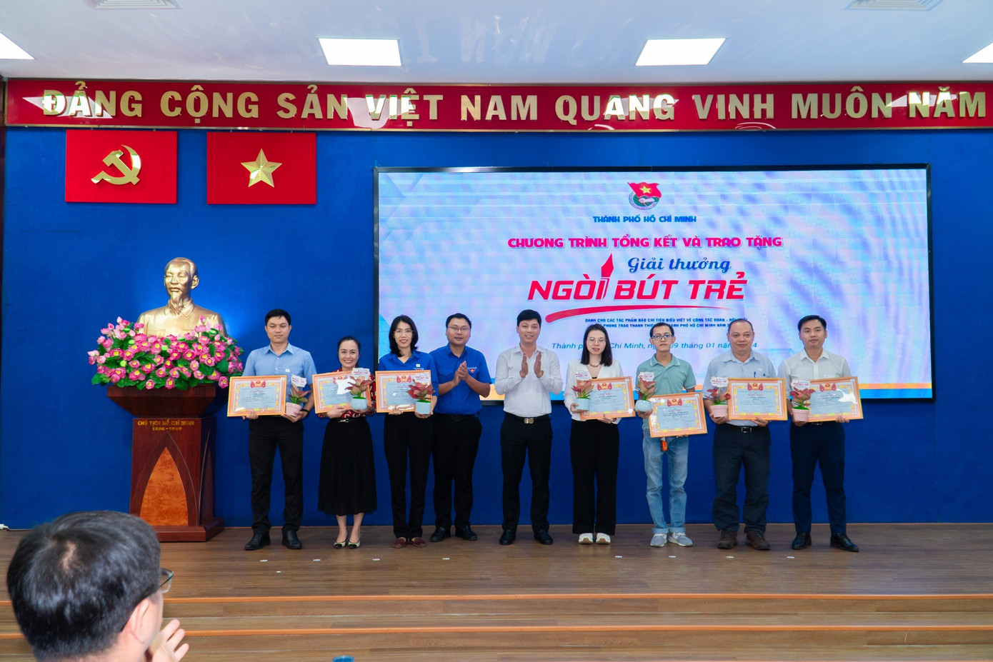 32 tác phẩm xuất sắc theo 4 loại hình báo chí của các tác giả, nhóm tác giả đã được trao Giải thưởng 'Ngòi bút trẻ' năm 2023. 32 tác phẩm xuất sắc theo 4 loại hình báo chí của các tác giả, nhóm tác giả đã được trao Giải thưởng 'Ngòi bút trẻ' năm 2023.