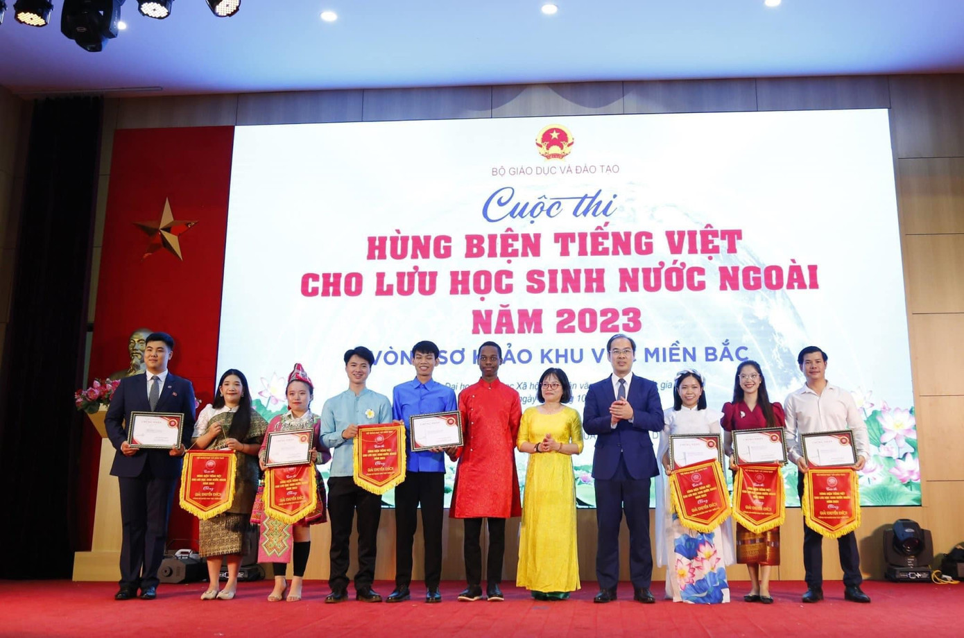 Oraiden Manuel (áo dài đỏ) nhận thưởng tại cuộc thi Hùng biện tiếng Việt cho lưu học sinh nước ngoài, năm 2023. (Nguồn: Facebook nhân vật) Oraiden Manuel (áo dài đỏ) nhận thưởng tại cuộc thi Hùng biện tiếng Việt cho lưu học sinh nước ngoài, năm 2023. (Nguồn: Facebook nhân vật)