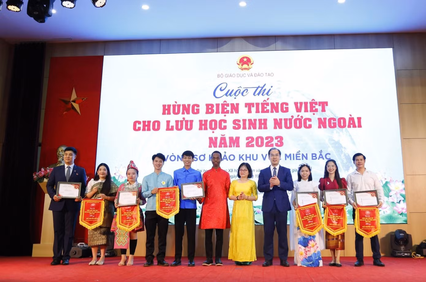 Oraiden Manuel (áo dài đỏ) nhận thưởng tại cuộc thi Hùng biện tiếng Việt cho lưu học sinh nước ngoài, năm 2023. (Nguồn: Facebook nhân vật)