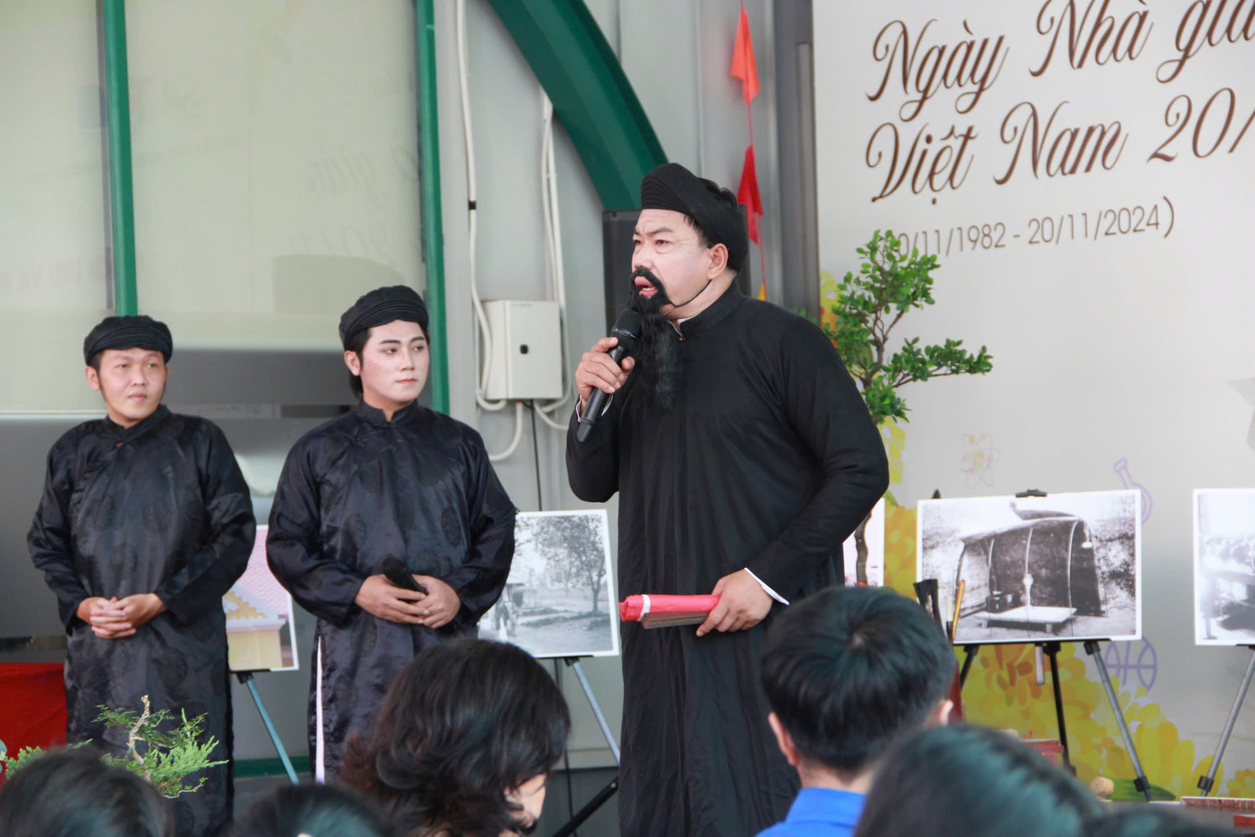 Các thành viên CLB trình diễn chặp cải lương Danh sư Võ Trường Toản. (Ảnh: Hồng Ân)