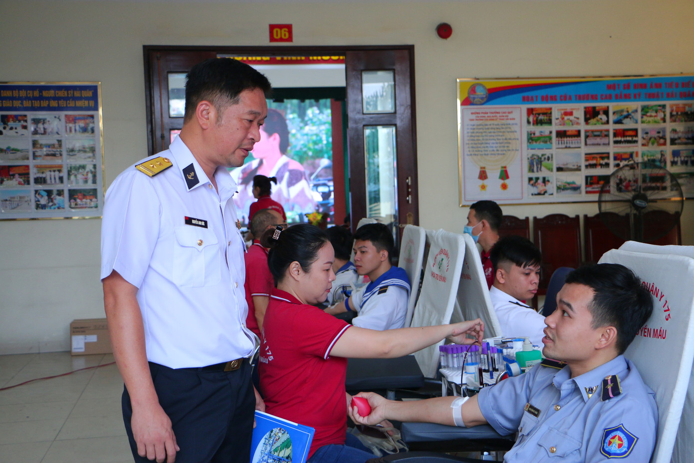 Trung tá Nguyễn Anh Đức - Bí thư Đoàn cơ sở, Phó Chủ nhiệm Chính trị, trường CĐ Kỹ thuật Hải quân thăm hỏi tình trạng sức khỏe của các học viên trong quá trình hiến máu. "Mục tiêu đào tạo của nhà trường là giúp học viên khi ra trường, ngoài việc đảm nhận tốt cương vị người lính kỹ thuật, hoàn thành tốt mọi nhiệm vụ được giao, còn phải biết chung tay góp sức vì cộng động, vì nhân dân, vì xã hội", Trung tá Nguyễn Anh Đức chia sẻ.