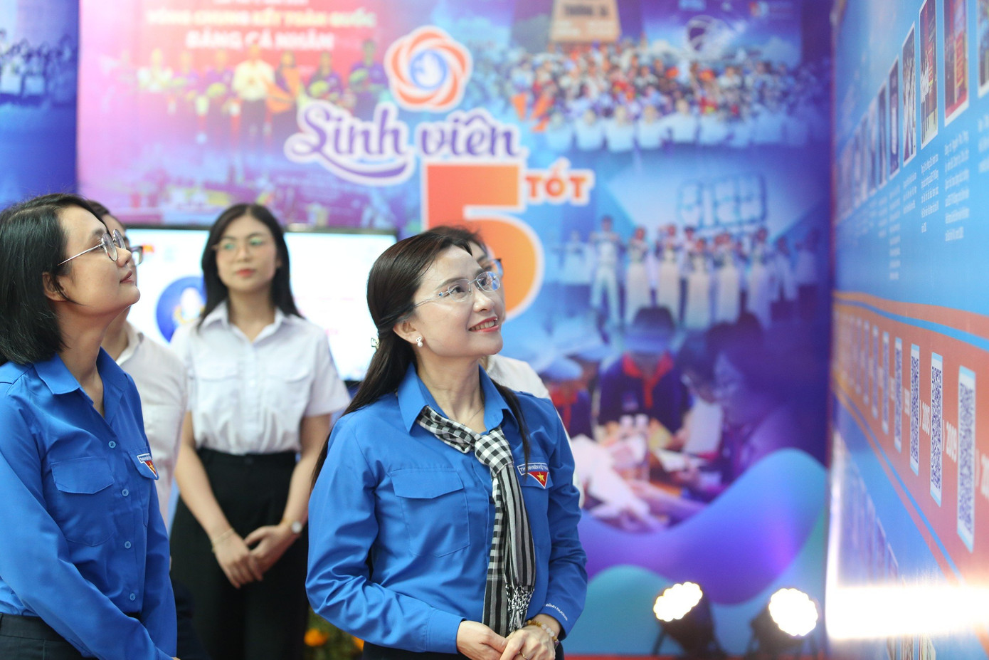 Bí thư T.Ư Đoàn Nguyễn Phạm Duy Trang (phải) tham quan không gian triển lãm. Bí thư T.Ư Đoàn Nguyễn Phạm Duy Trang (phải) tham quan không gian triển lãm.