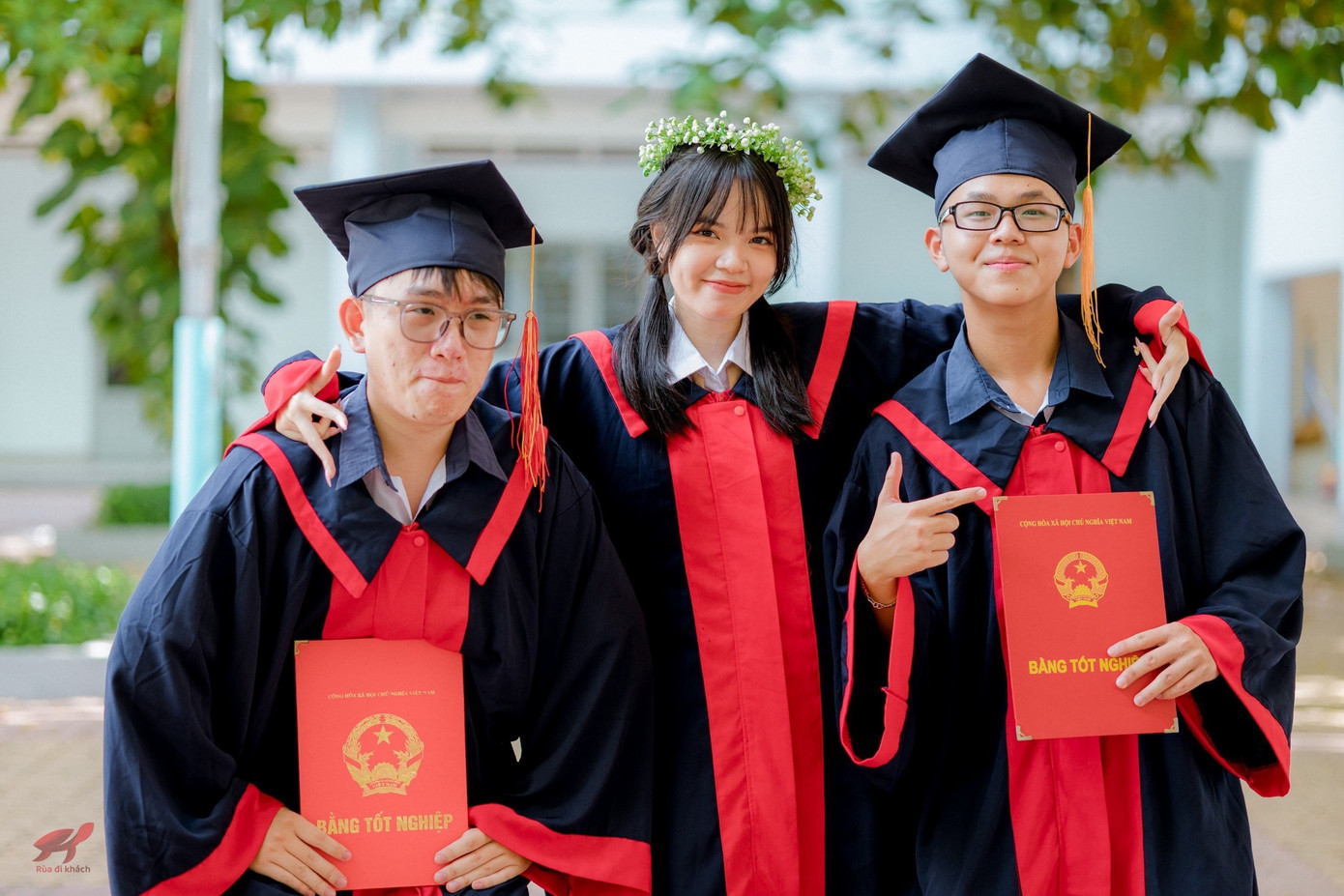 Cát Tường (ở giữa) chụp hình cùng hai người bạn. (Ảnh: NVCC) Cát Tường (ở giữa) chụp hình cùng hai người bạn. (Ảnh: NVCC)