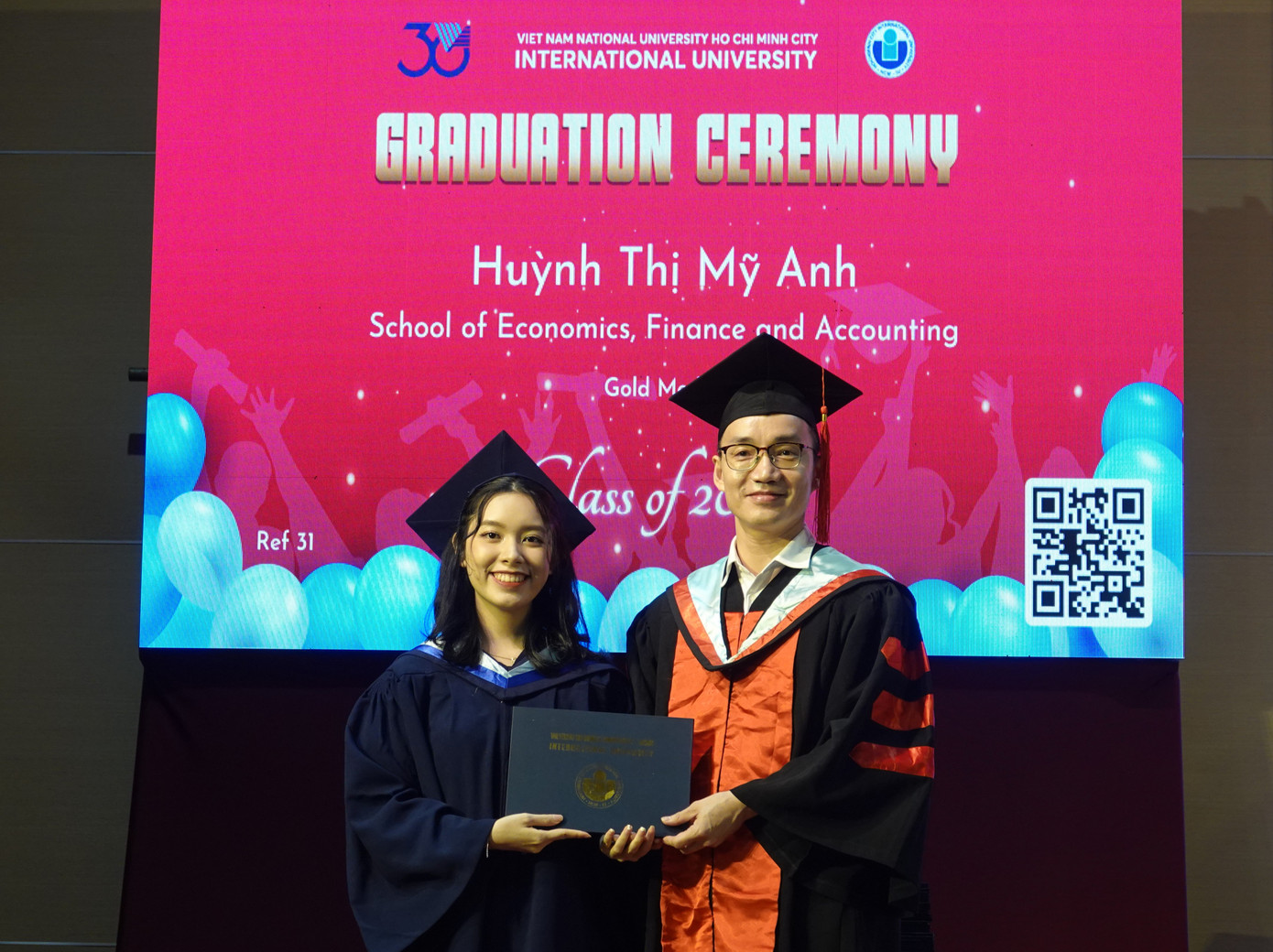 Mỹ Anh nhận bằng cử nhân tại lễ tốt nghiệp và được vinh danh khi là thủ khoa kép. Mỹ Anh nhận bằng cử nhân tại lễ tốt nghiệp và được vinh danh khi là thủ khoa kép.