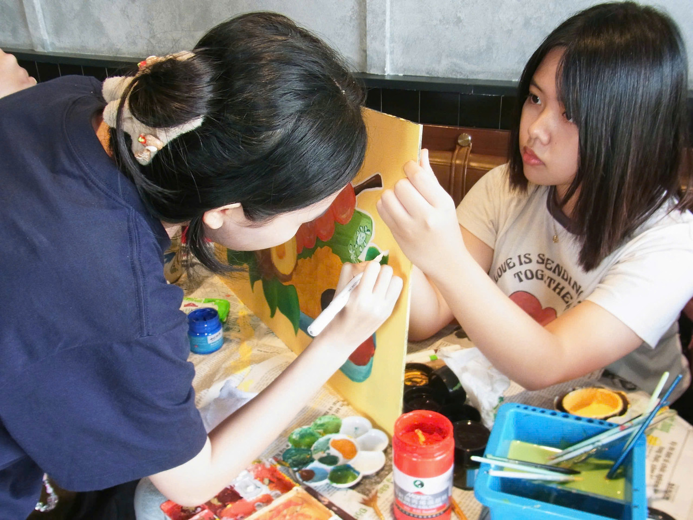 Nhóm “Mầm Xanh” vẽ bảng hiệu mới cho xe hàng rong của cô Bảy (P. Tân Sơn Nhì, Q. Tân Phú). (Ảnh: Dự án cung cấp) Nhóm “Mầm Xanh” vẽ bảng hiệu mới cho xe hàng rong của cô Bảy (P. Tân Sơn Nhì, Q. Tân Phú). (Ảnh: Dự án cung cấp)