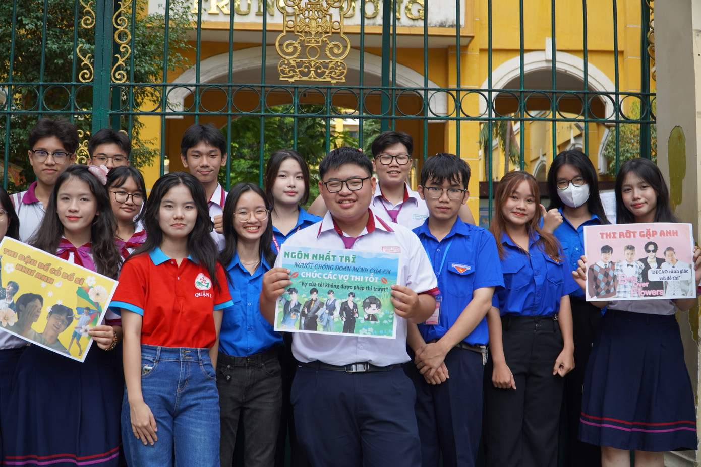 Những màn cổ động thí sinh đầy ấn tượng của những chiến sĩ tình nguyện &apos;Tiếp sức mùa thi&apos; tại điểm trường THPT Trưng Vương (Q. 1, TP. HCM). (Ảnh: Văn Tiệp)