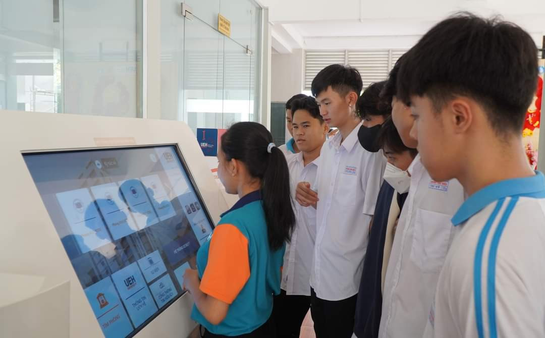 Tại TP. HCM, Kỳ thi Đánh giá năng lực còn có ĐHQG TP. HCM, trường ĐH Sài Gòn, trường ĐH Sư phạm TP. HCM cũng đang tổ chức. Tại TP. HCM, Kỳ thi Đánh giá năng lực còn có ĐHQG TP. HCM, trường ĐH Sài Gòn, trường ĐH Sư phạm TP. HCM cũng đang tổ chức.