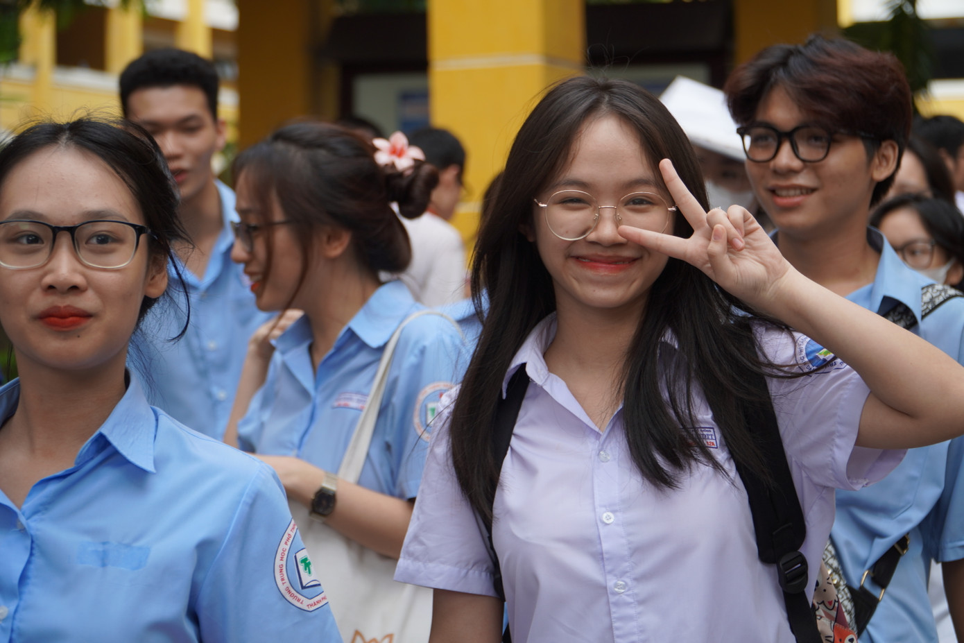 Thí sinh phấn khởi sau khi kết thúc môn Ngữ văn sáng 27/6.