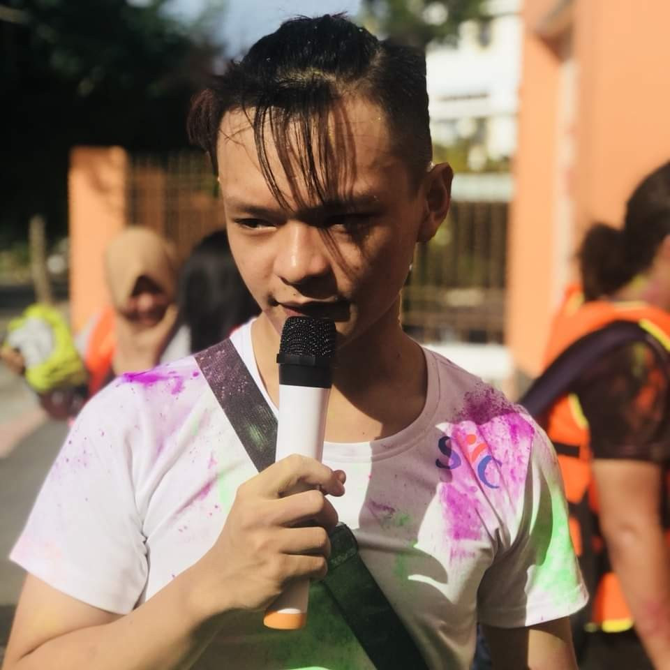 Thành Thiện tốt nghiệp ngành Ngôn ngữ Pháp (trường ĐH Sư phạm TP. HCM), hiện là giáo viên luyện chứng chỉ tiếng Anh cho trẻ em, MC các chương trình trại hè tiếng Anh. Thành Thiện tốt nghiệp ngành Ngôn ngữ Pháp (trường ĐH Sư phạm TP. HCM), hiện là giáo viên luyện chứng chỉ tiếng Anh cho trẻ em, MC các chương trình trại hè tiếng Anh.