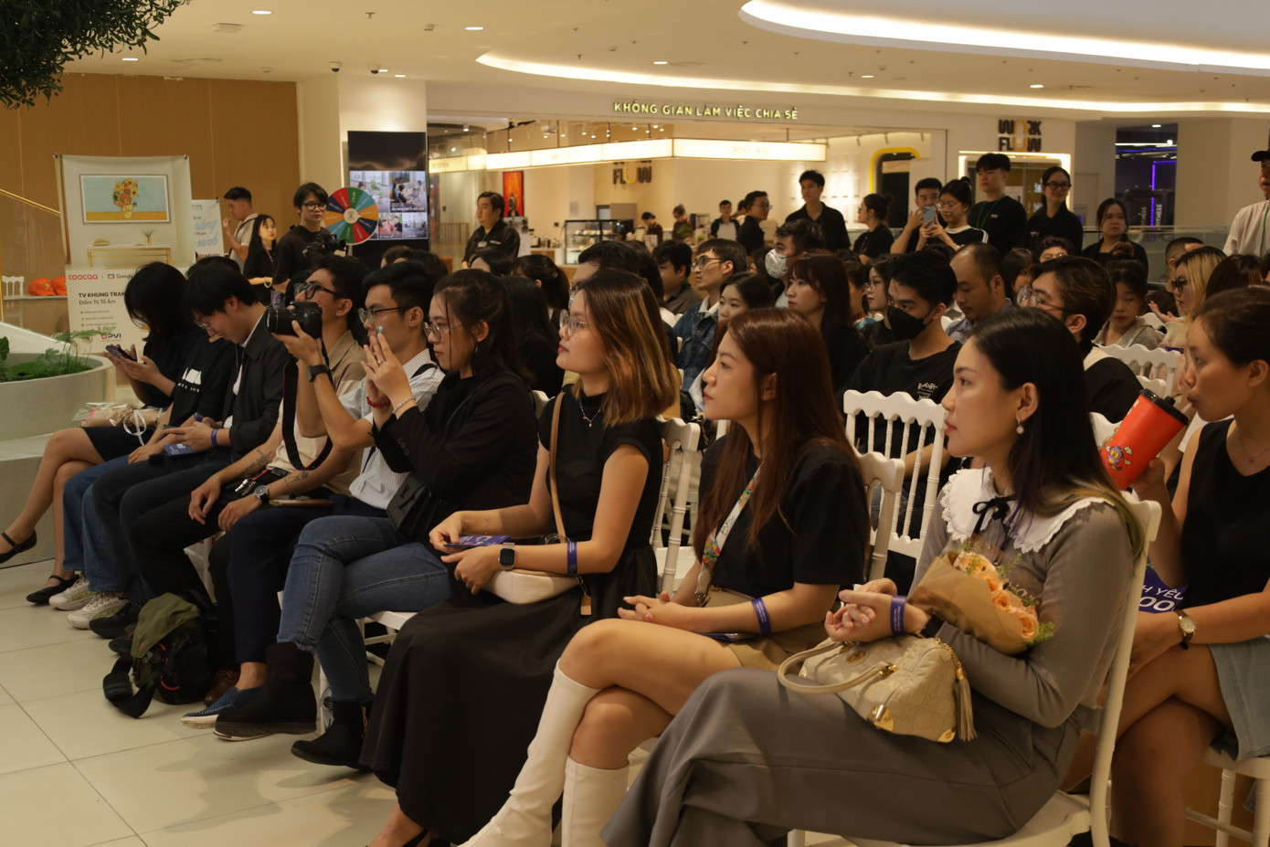 Rất đông các bạn trẻ tham dự triển lãm.