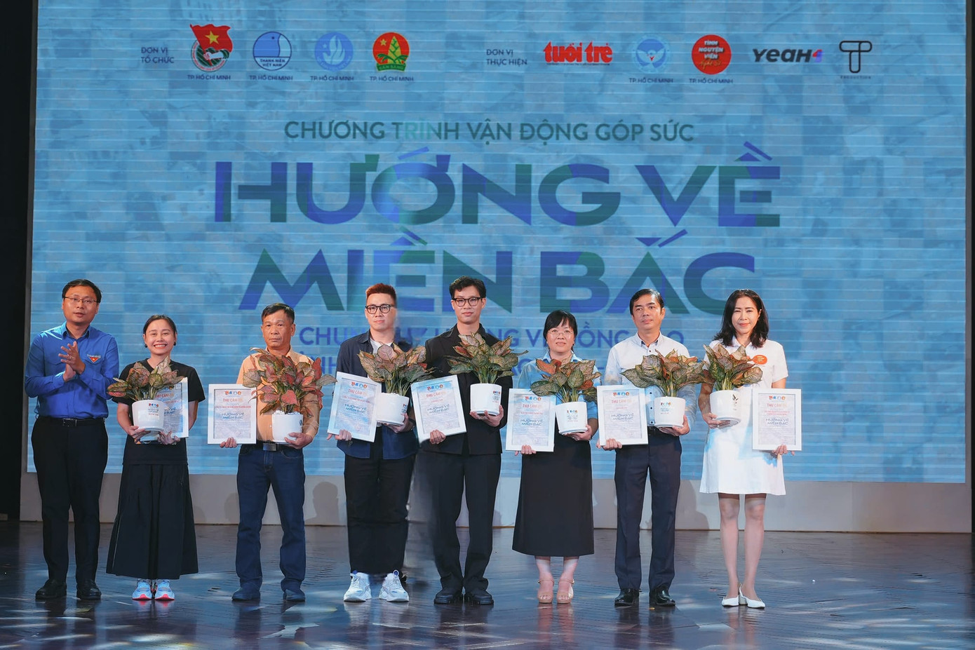 Thành Đoàn TP. HCM cảm ơn các tổ chức, cá nhân đã ủng hộ chương trình. (Ảnh: TLTĐ)