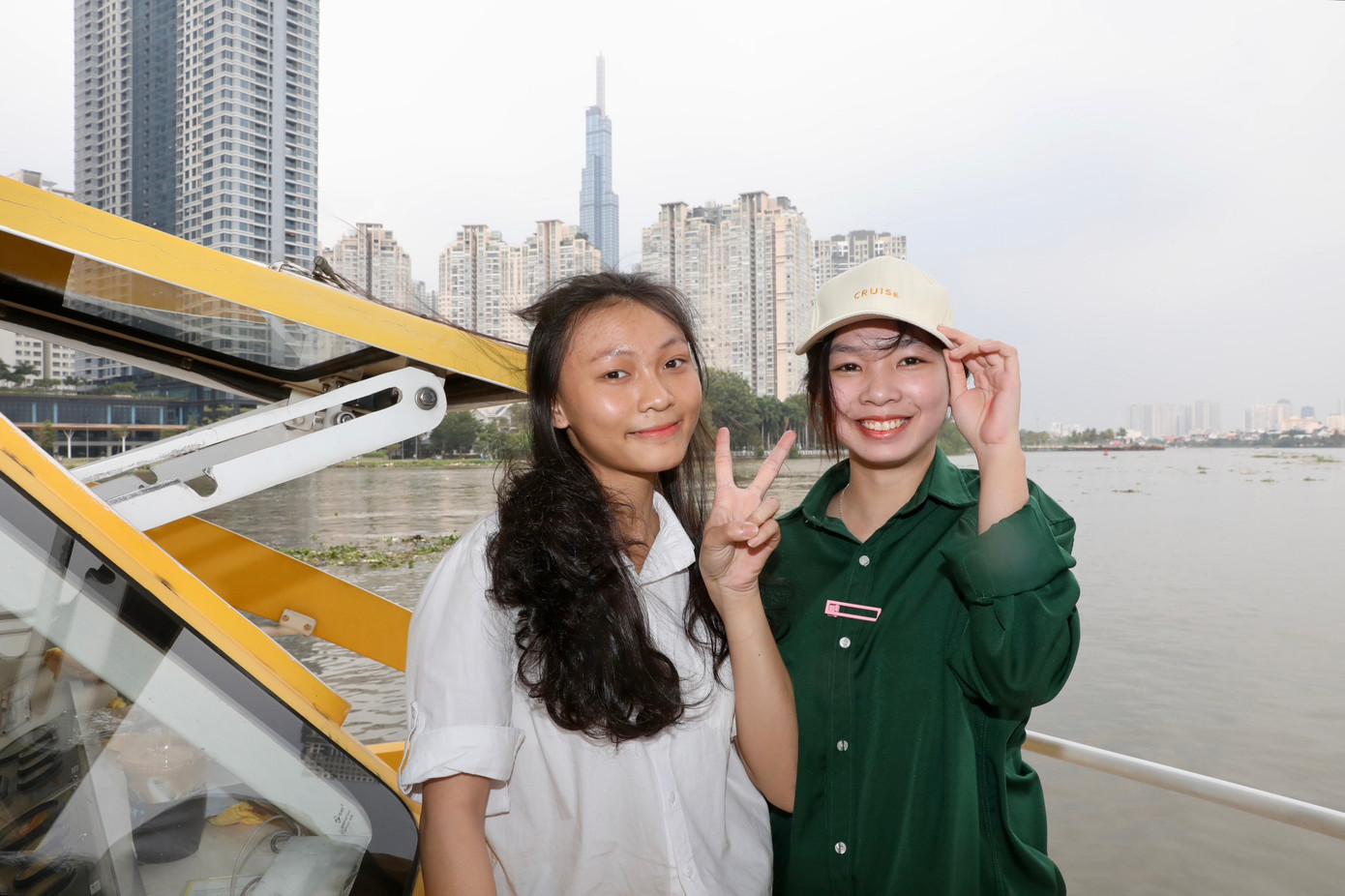 Các bạn sinh viên đã lưu lại cho mình những kỉ niệm cùng những người bạn mới quen, trong lần nhận học bổng &apos;Nâng bước thủ khoa 2023&apos;.