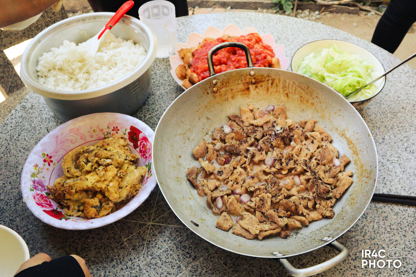 Hoạt động "Bữa cơm ngày Xuân" do các bạn sinh viên tình nguyện tổ chức. (Ảnh: BTC) Hoạt động "Bữa cơm ngày Xuân" do các bạn sinh viên tình nguyện tổ chức. (Ảnh: BTC)