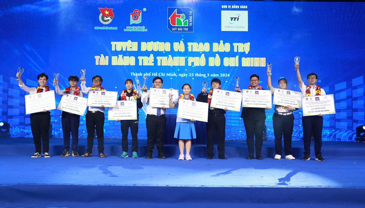 Quý Tân (thứ năm, từ trái sang) và Thành Vinh (thứ ba, từ phải sang) cùng các tài năng trẻ tại Lễ tôn vinh. Quý Tân (thứ năm, từ trái sang) và Thành Vinh (thứ ba, từ phải sang) cùng các tài năng trẻ tại Lễ tôn vinh.