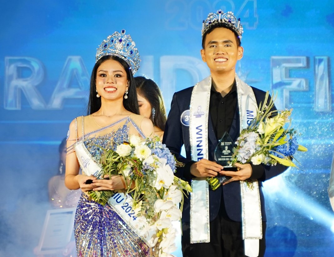 Nam vương và Hoa khôi của cuộc thi lần lượt là Đặng Mạnh Toàn (23 tuổi, Khoa Dược, bên phải) và Nguyễn Tiên Khánh Tuyền (22 tuổi, khoa Khoa học xã hội). Nam vương và Hoa khôi của cuộc thi lần lượt là Đặng Mạnh Toàn (23 tuổi, Khoa Dược, bên phải) và Nguyễn Tiên Khánh Tuyền (22 tuổi, khoa Khoa học xã hội).