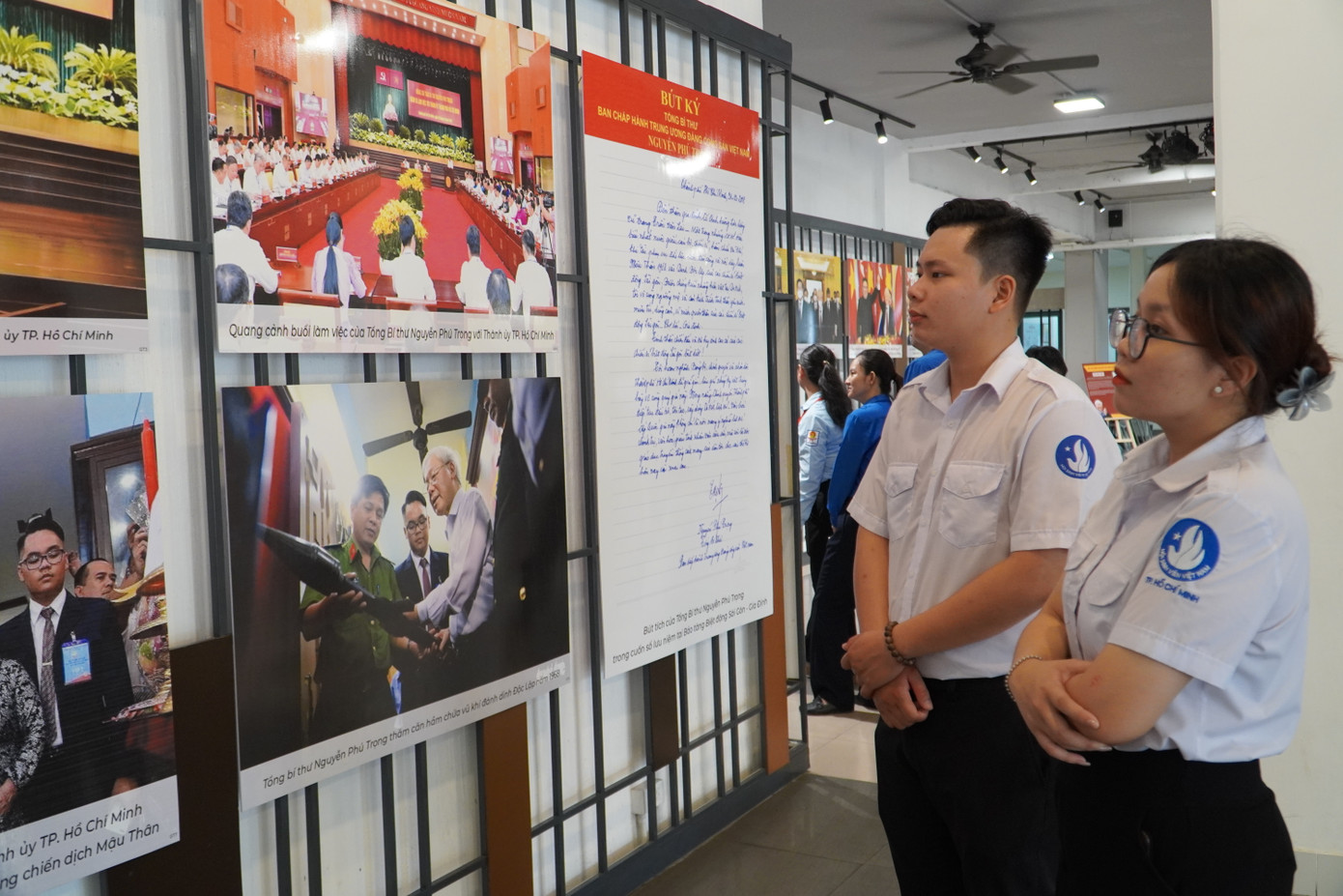 Các bạn trẻ xúc động khi nhìn lại quá trình sống, làm việc và cống hiến cho đất nước và nhân dân của Tổng Bí thư Nguyễn Phú Trọng. Các bạn trẻ xúc động khi nhìn lại quá trình sống, làm việc và cống hiến cho đất nước và nhân dân của Tổng Bí thư Nguyễn Phú Trọng.