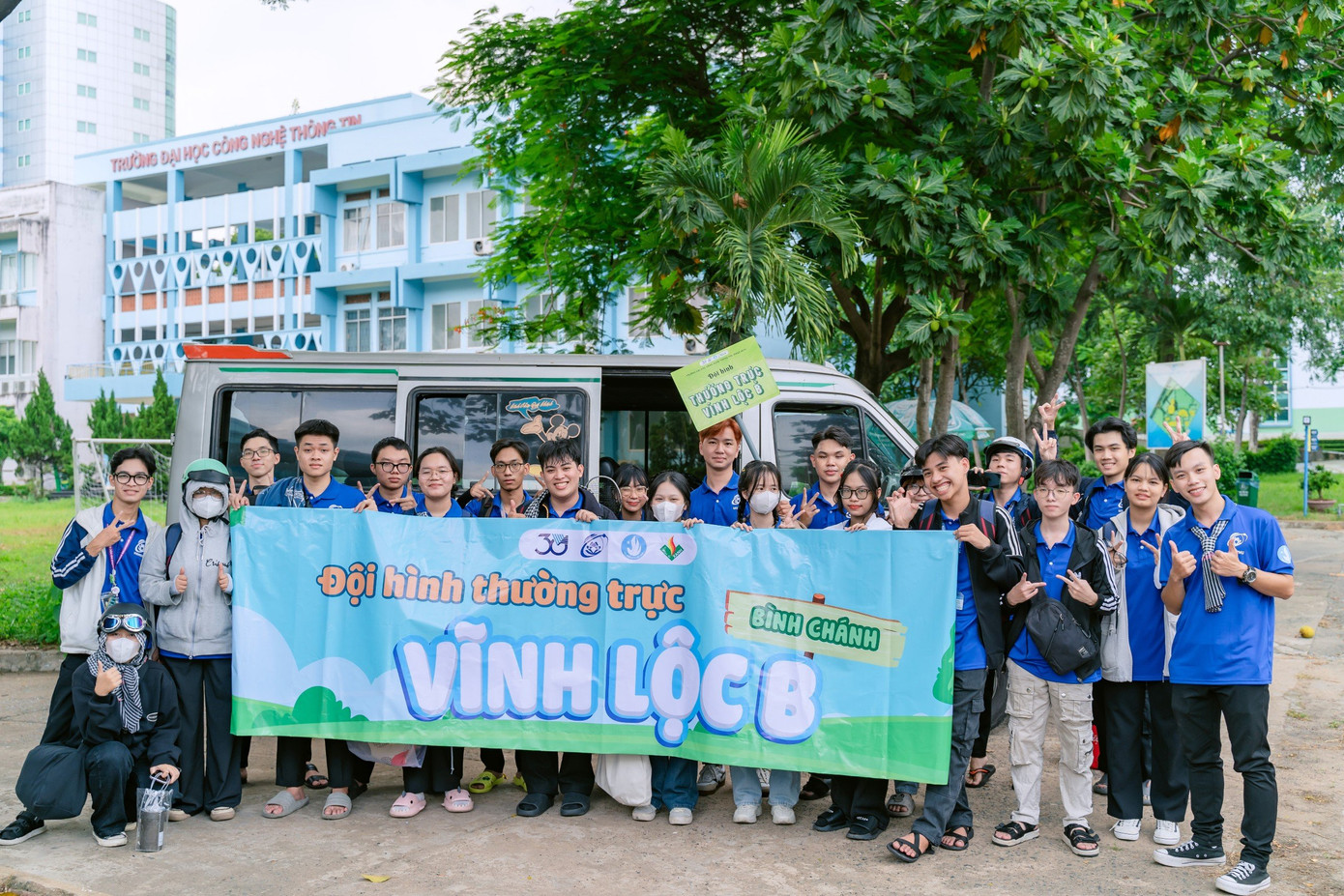 Đội hình thường trực Vĩnh Lộc B (huyện Bình Chánh, TP. HCM) háo hức lên đường hoạt động tại địa phương.