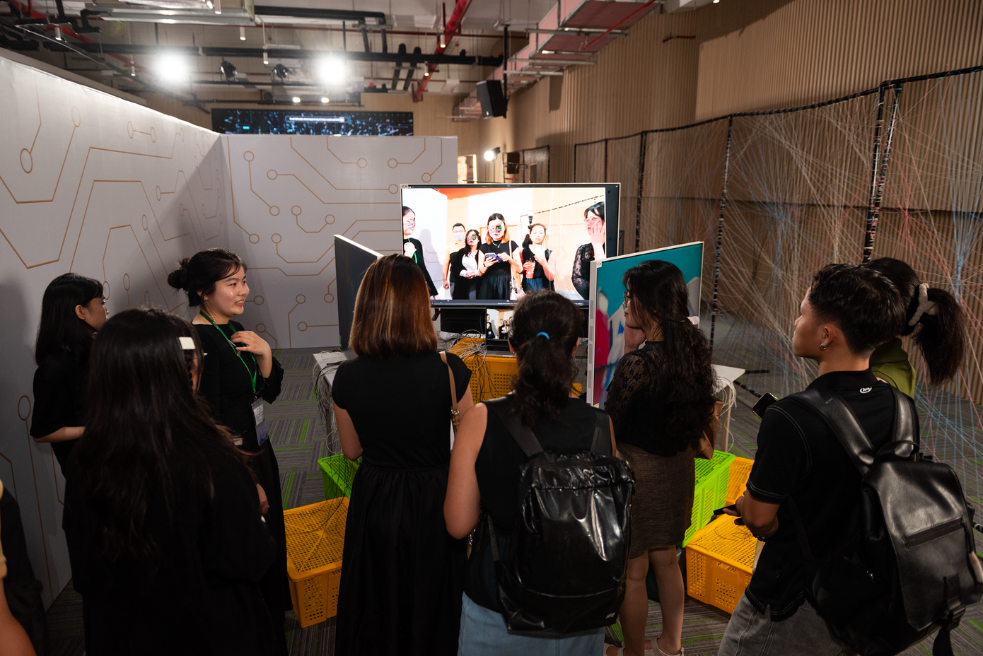 “Mạch phản chiếu” là không gian nơi người tham quan có thể chứng kiến những tác động tiêu cực của rác thải điện tử đối với môi trường và con người.