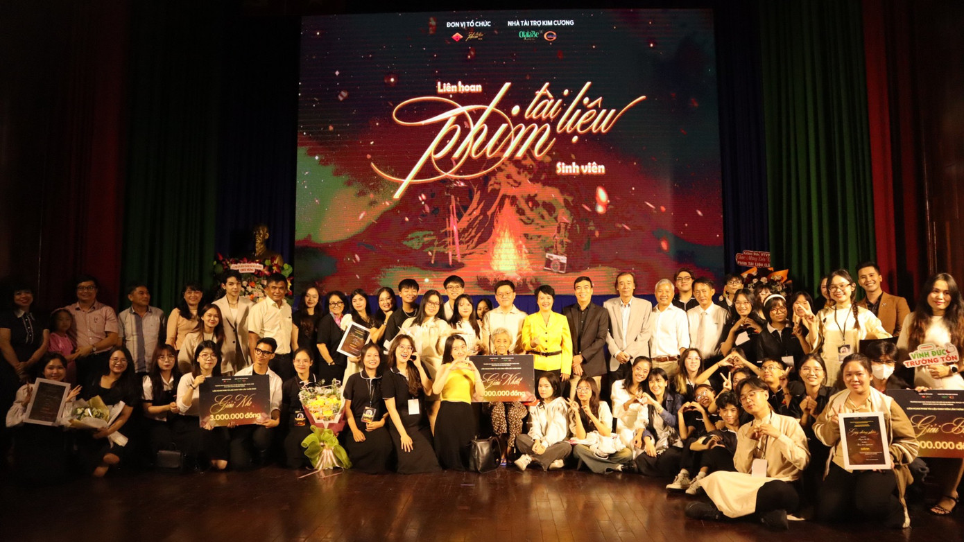 Ban Tổ chức và các đoàn phim cùng chụp hình lưu niệm với các bạn sinh viên. Ban Tổ chức và các đoàn phim cùng chụp hình lưu niệm với các bạn sinh viên.