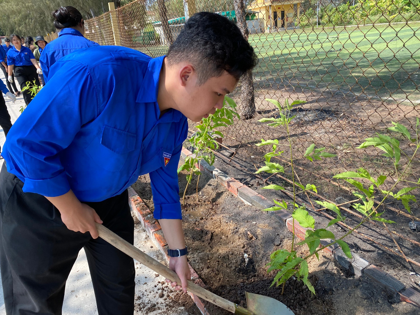 Thiên Bảo và đoàn cùng trồng cây hưởng ứng Ngày hội Biên phòng toàn dân. (Ảnh: NVCC) Thiên Bảo và đoàn cùng trồng cây hưởng ứng Ngày hội Biên phòng toàn dân. (Ảnh: NVCC)