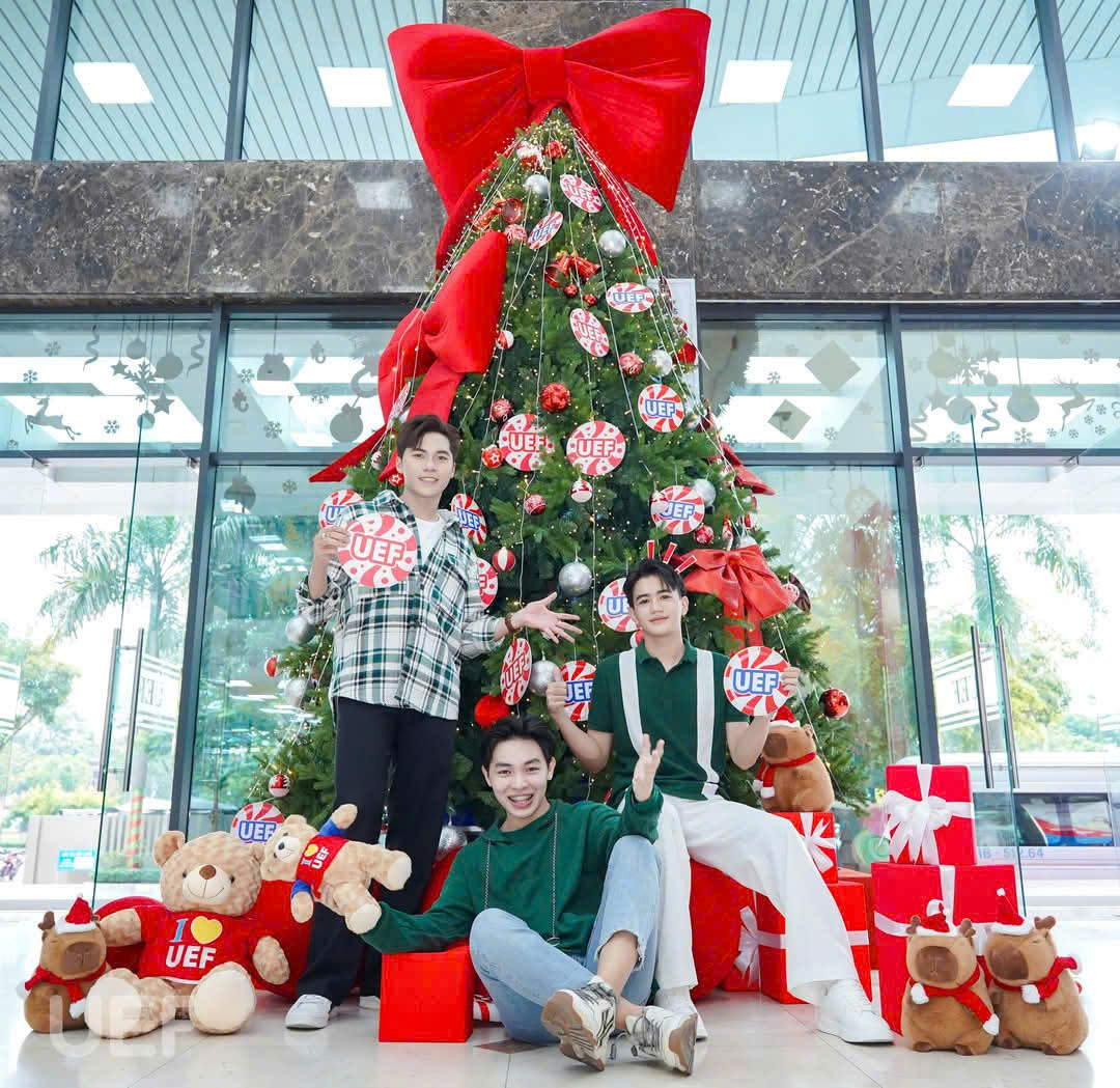 Nhiều cây thông “khổng lồ” được trang trí tỉ mỉ, cho sinh viên không gian thỏa thích chụp ảnh.