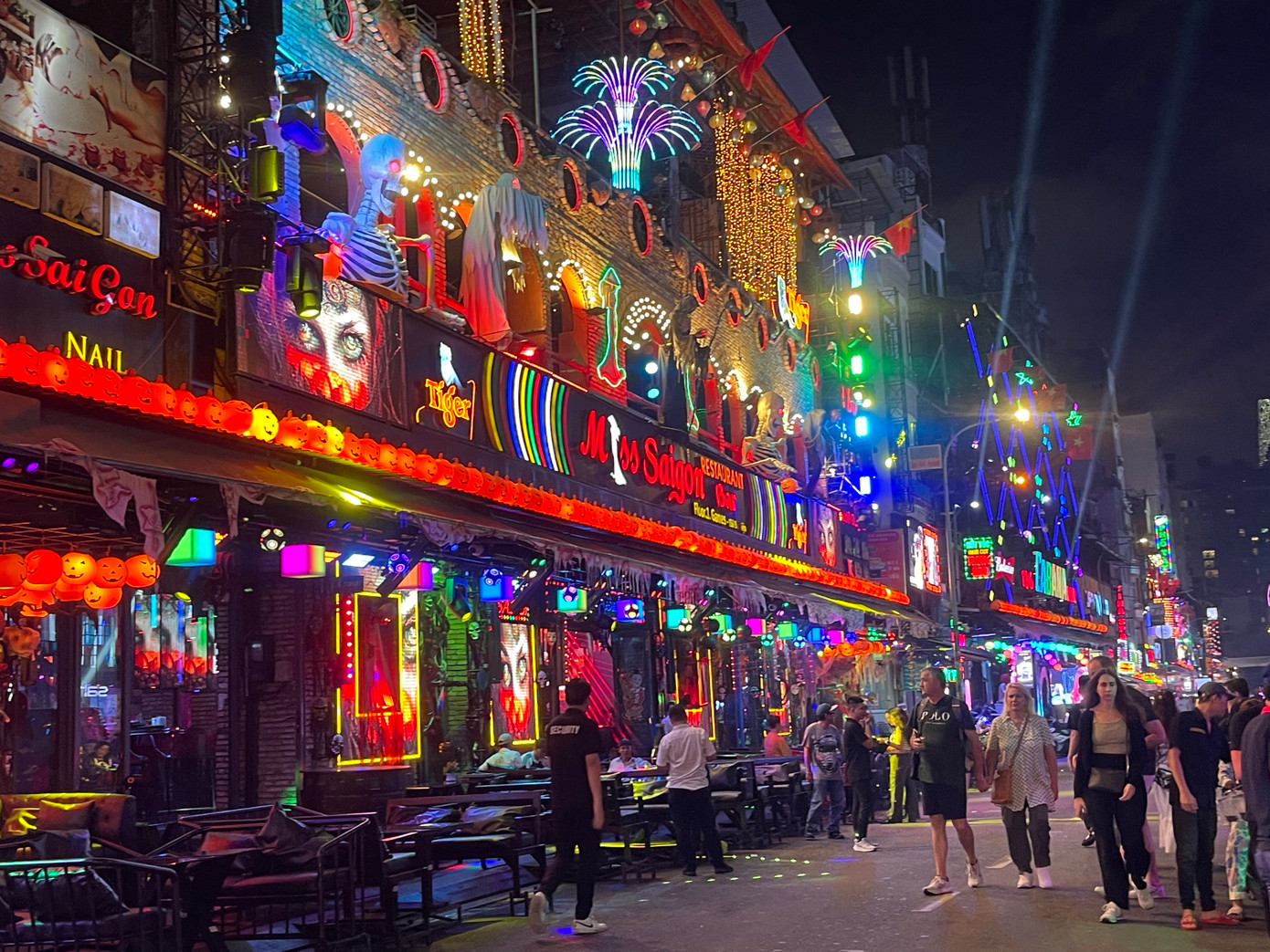 Phố Tây Bùi Viện trang trí Halloween bắt mắt.