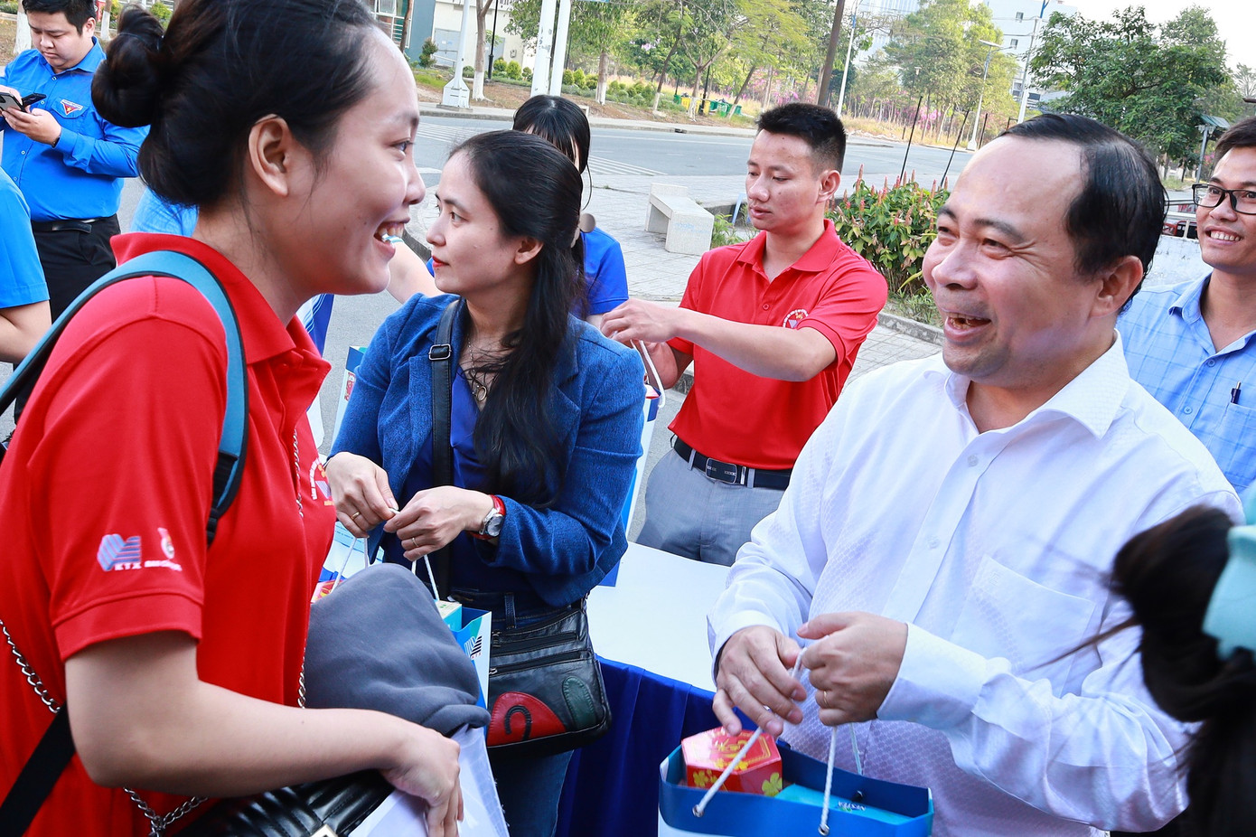ĐHQG TP. HCM sẽ tuyển dụng 65 chỉ tiêu, làm việc tại các đơn vị thành viên và trực thuộc. ĐHQG TP. HCM sẽ tuyển dụng 65 chỉ tiêu, làm việc tại các đơn vị thành viên và trực thuộc.
