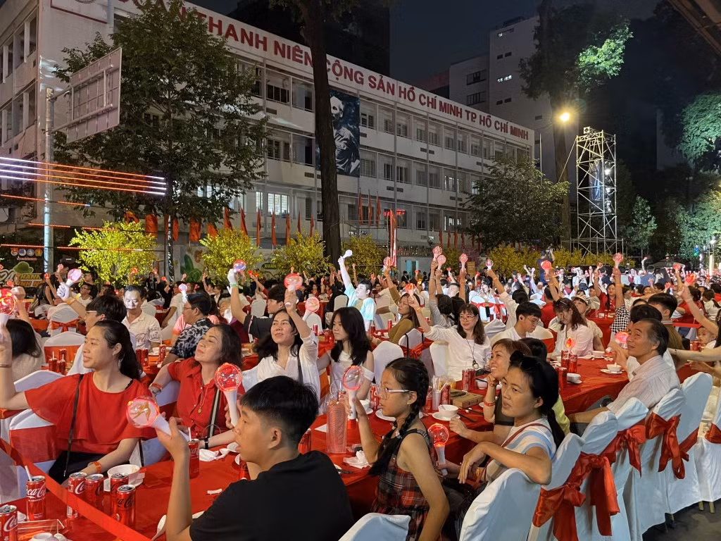 Rất đông các gia đình Việt cùng đến tham dự chương trình. Rất đông các gia đình Việt cùng đến tham dự chương trình.